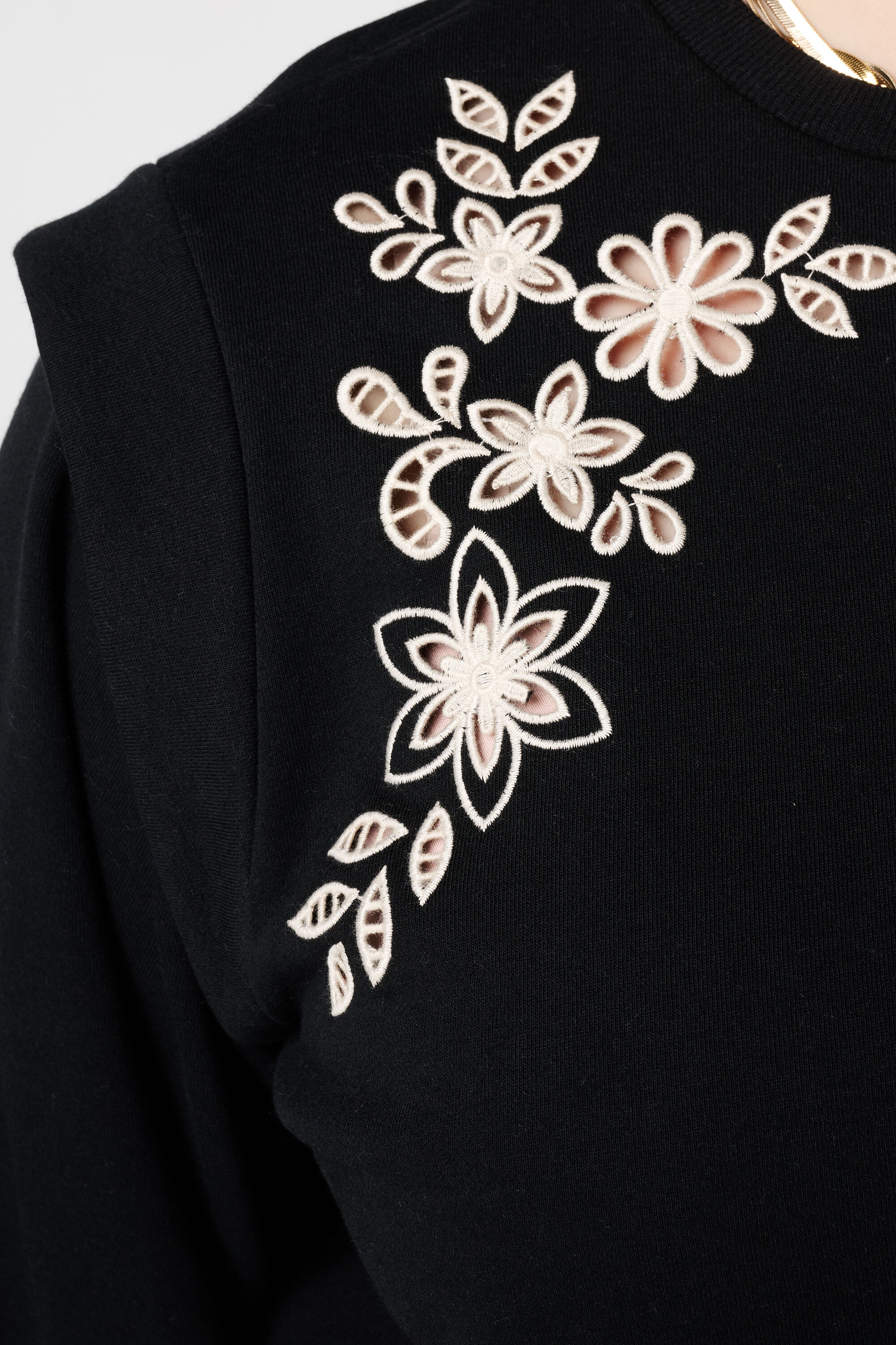 Sweat &agrave; broderie ajour&eacute;e image number 6
