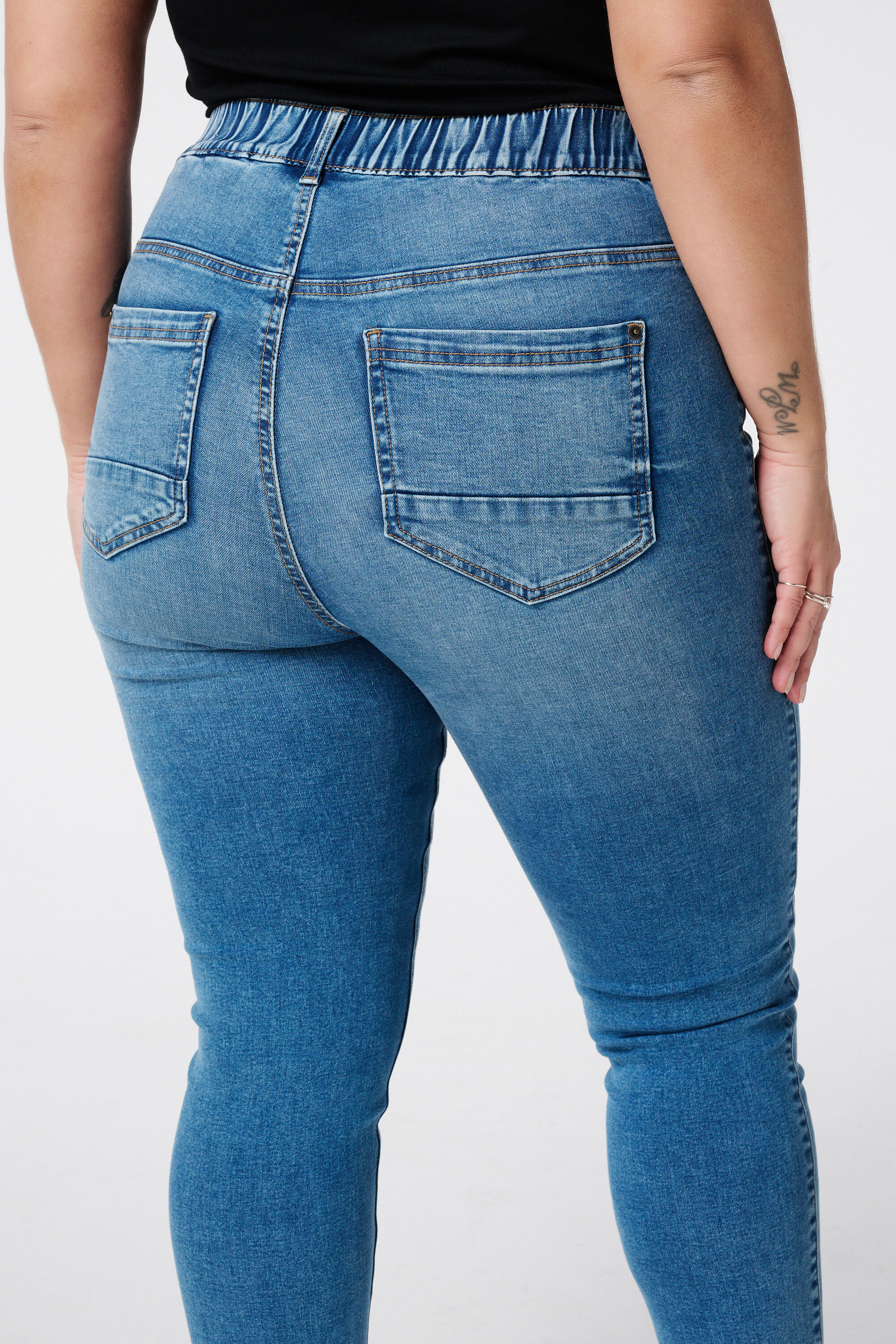 Tregging avec un look denim image number 4