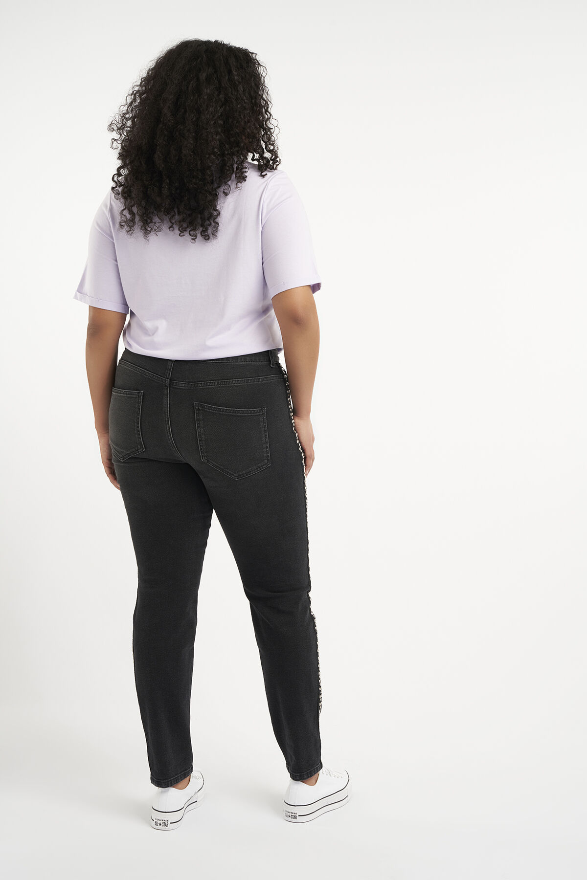 Jeans aux d&eacute;cors lat&eacute;raux image number 3