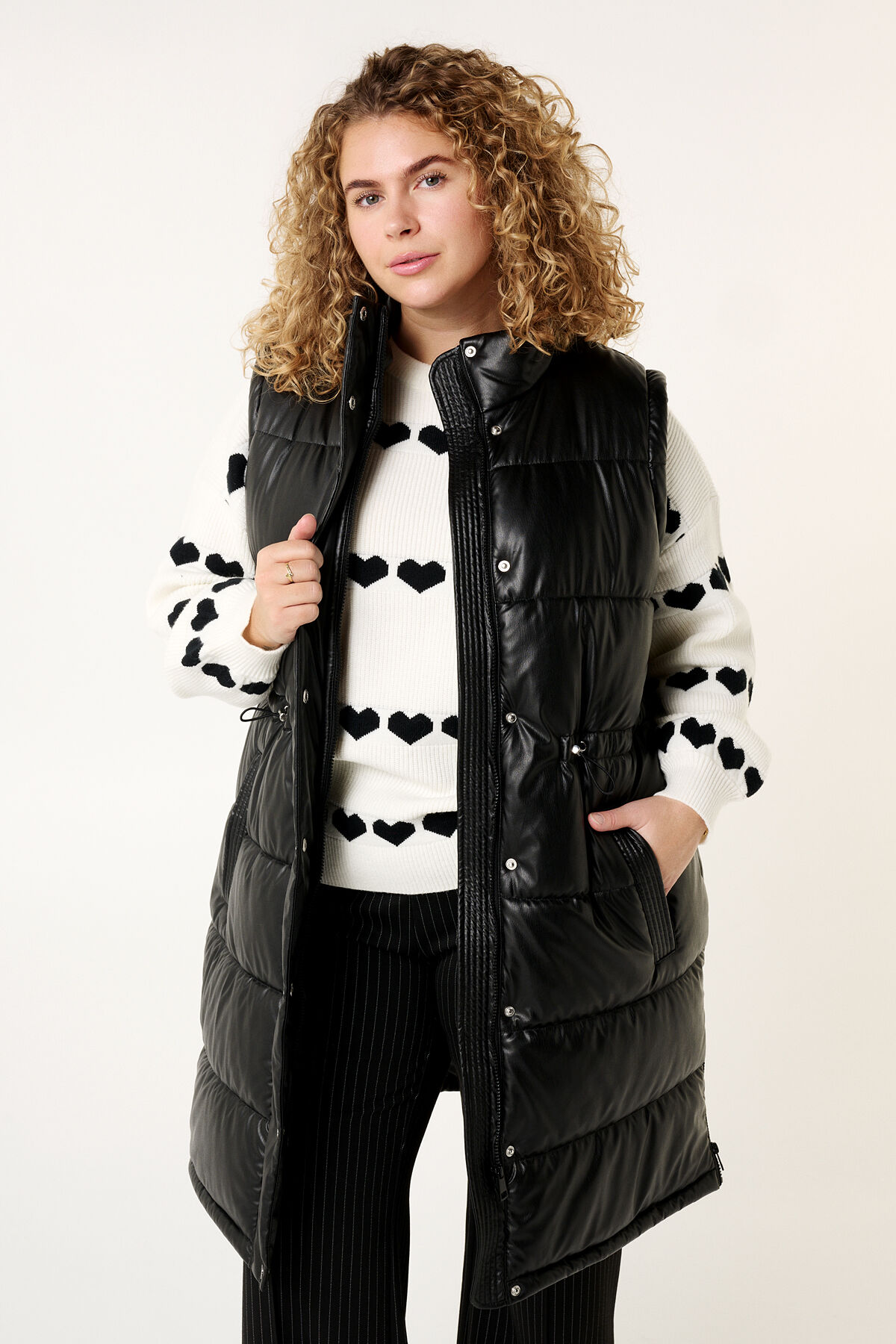 Veste sans manches en cuir vegan image number 6