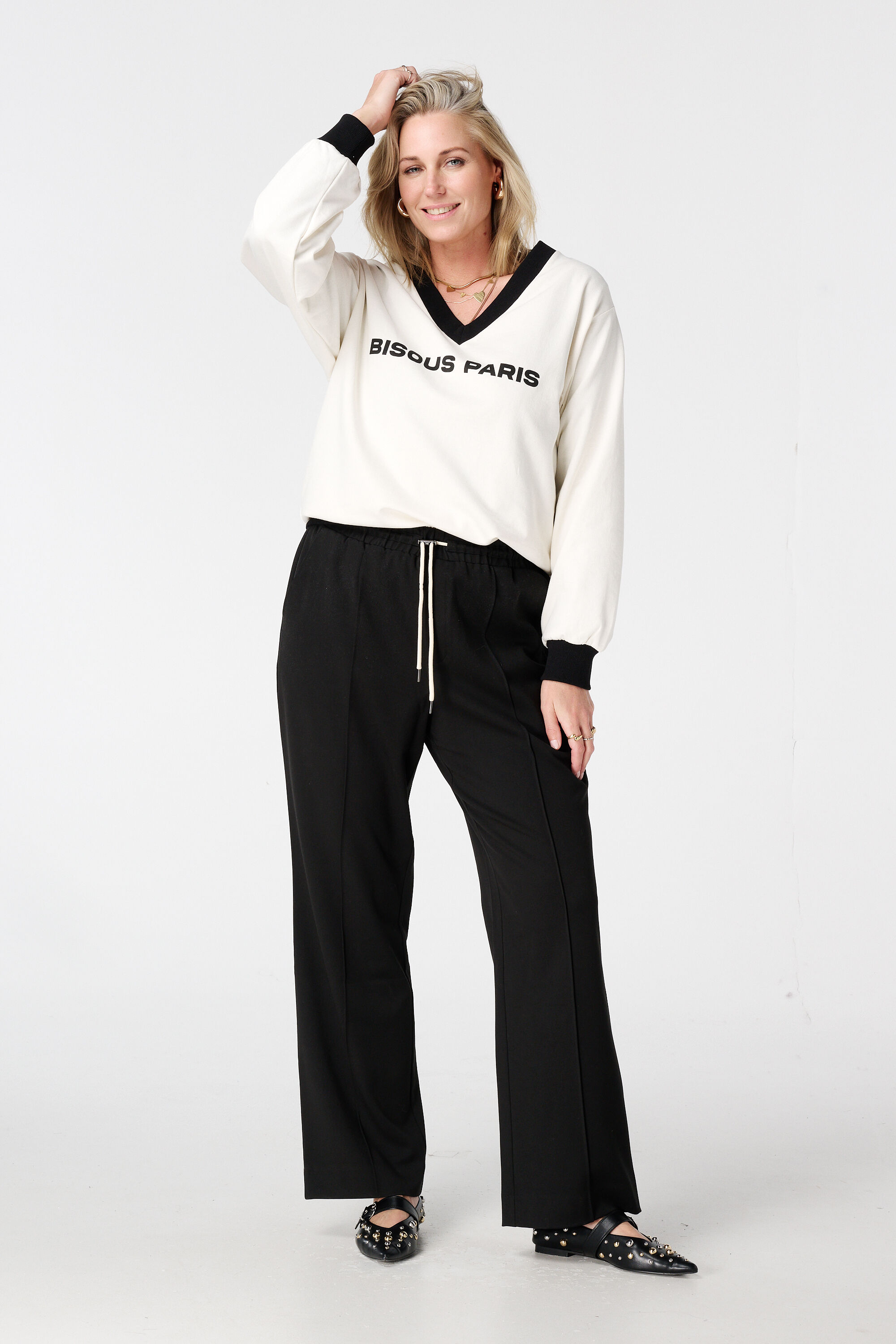 Pull avec col en V et poignets contrastants  image number 5