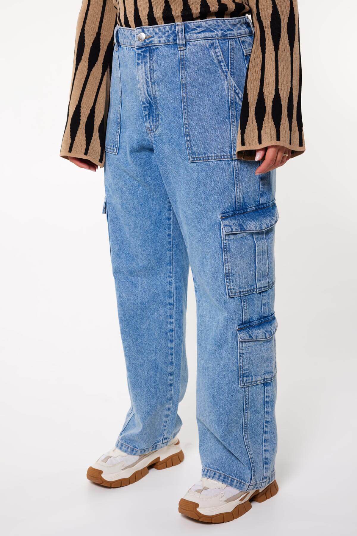Jean cargo en denim image number 6