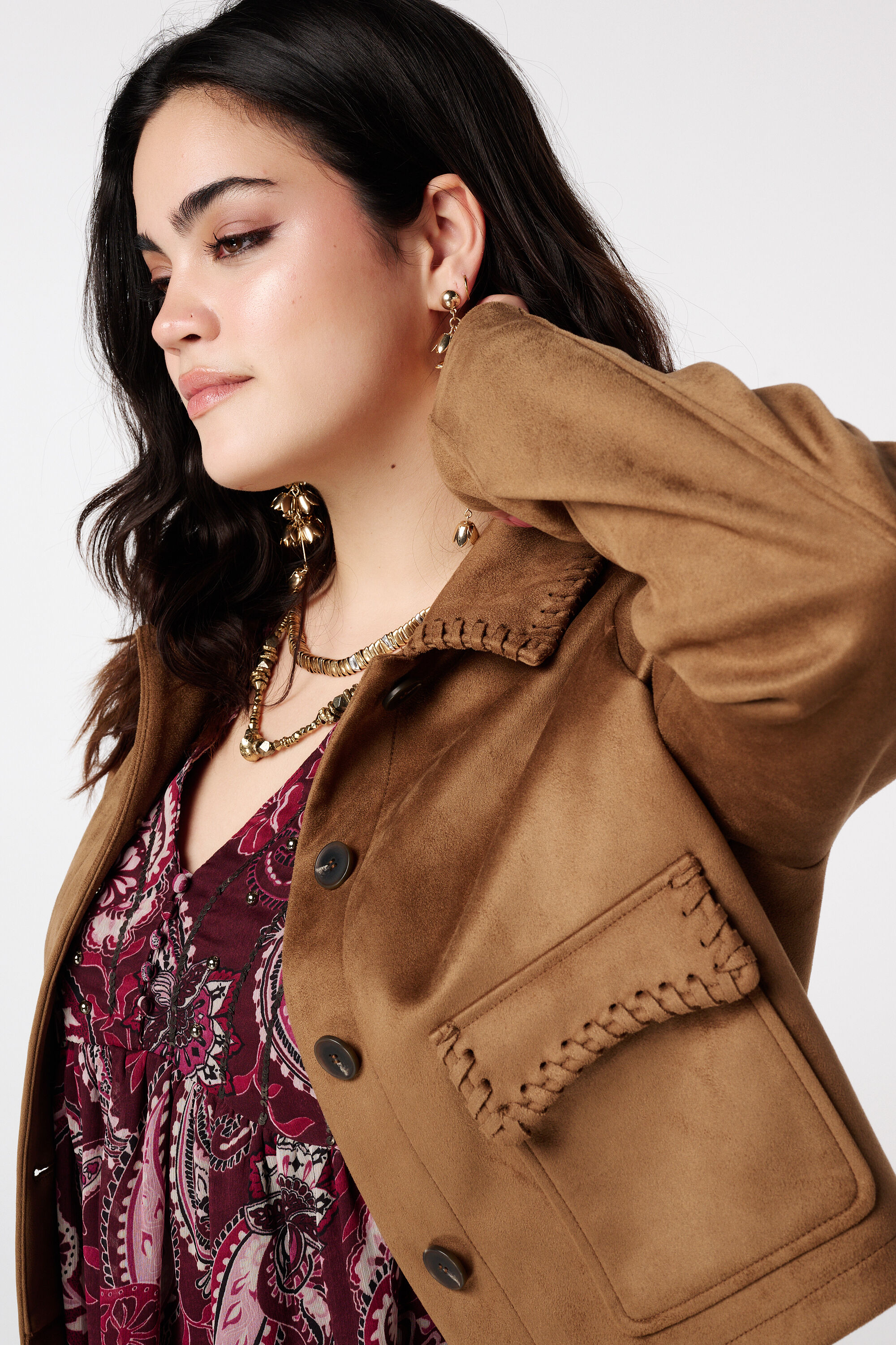 Veste courte effet su&eacute;dine avec surpiq&ucirc;res image number 4