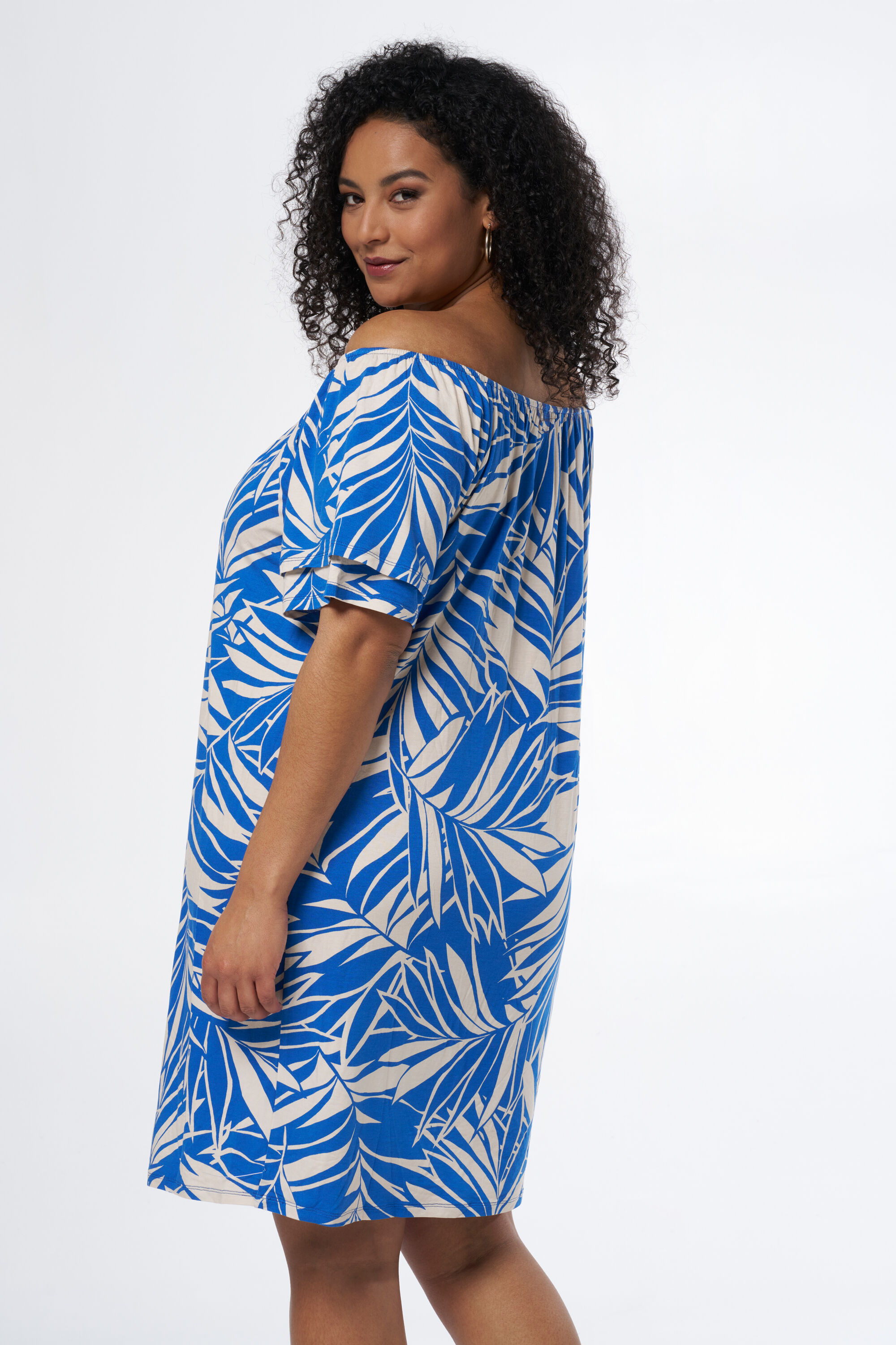 Robe &agrave; &eacute;paules ajour&eacute;es image number 3