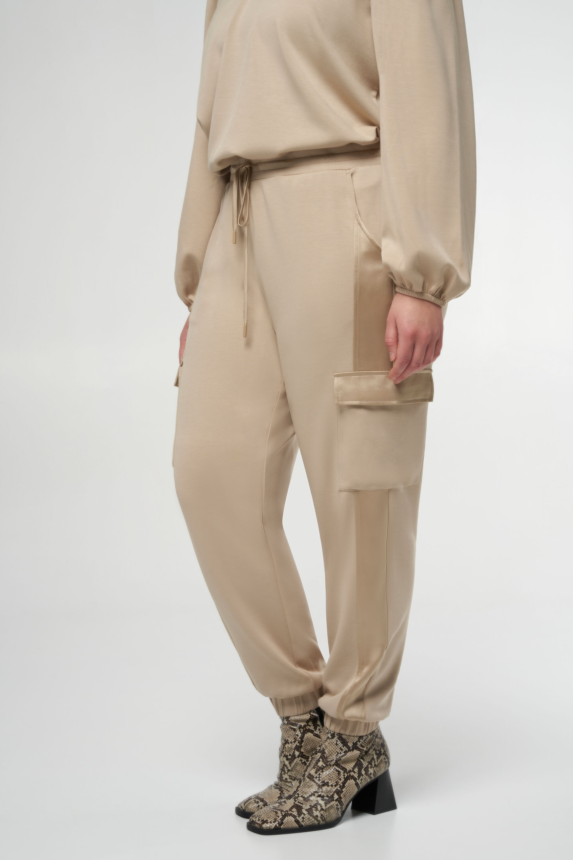 Pantalon cargo en satin image number 5