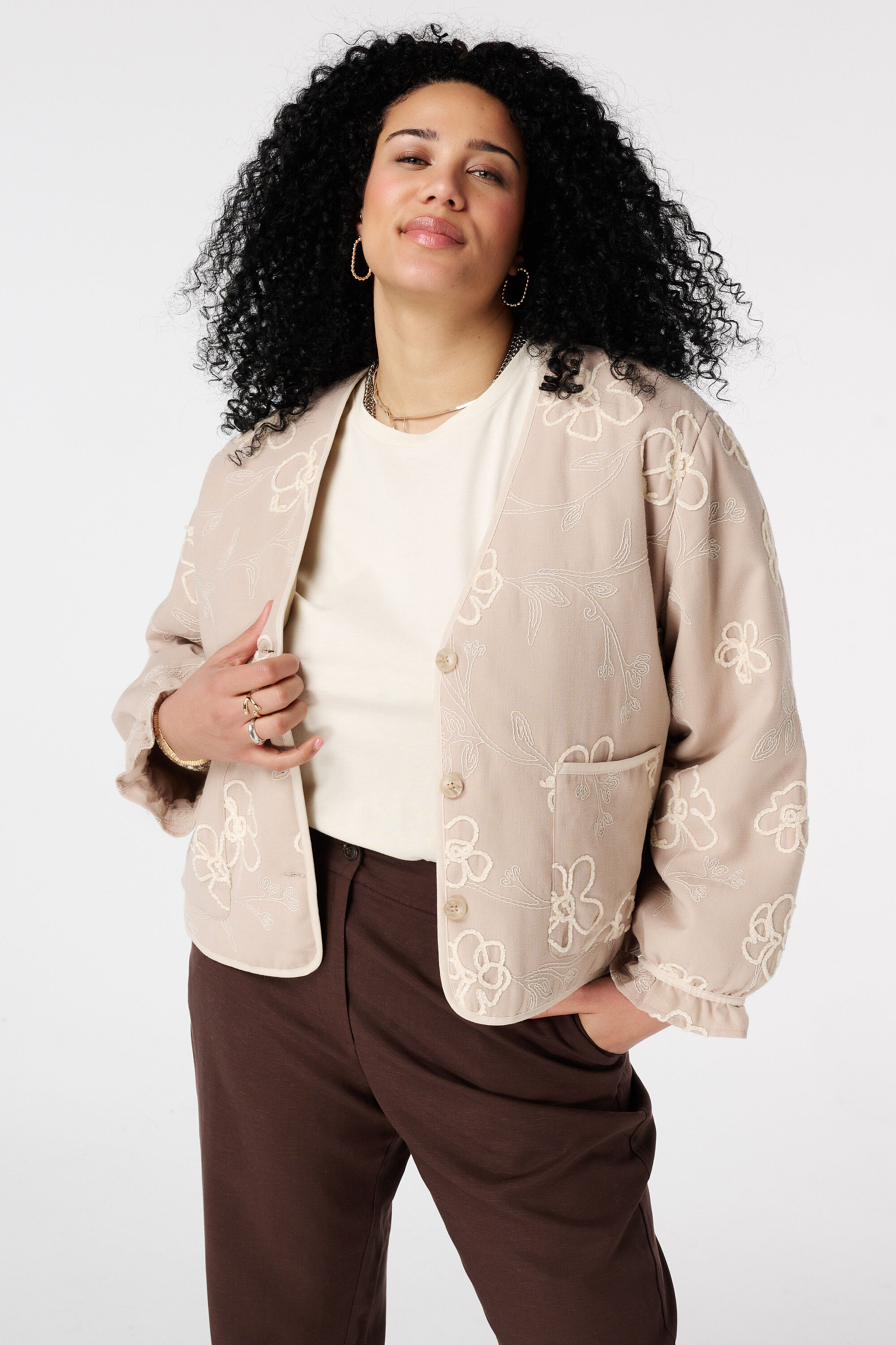 Veste avec fleurs brod&eacute;es