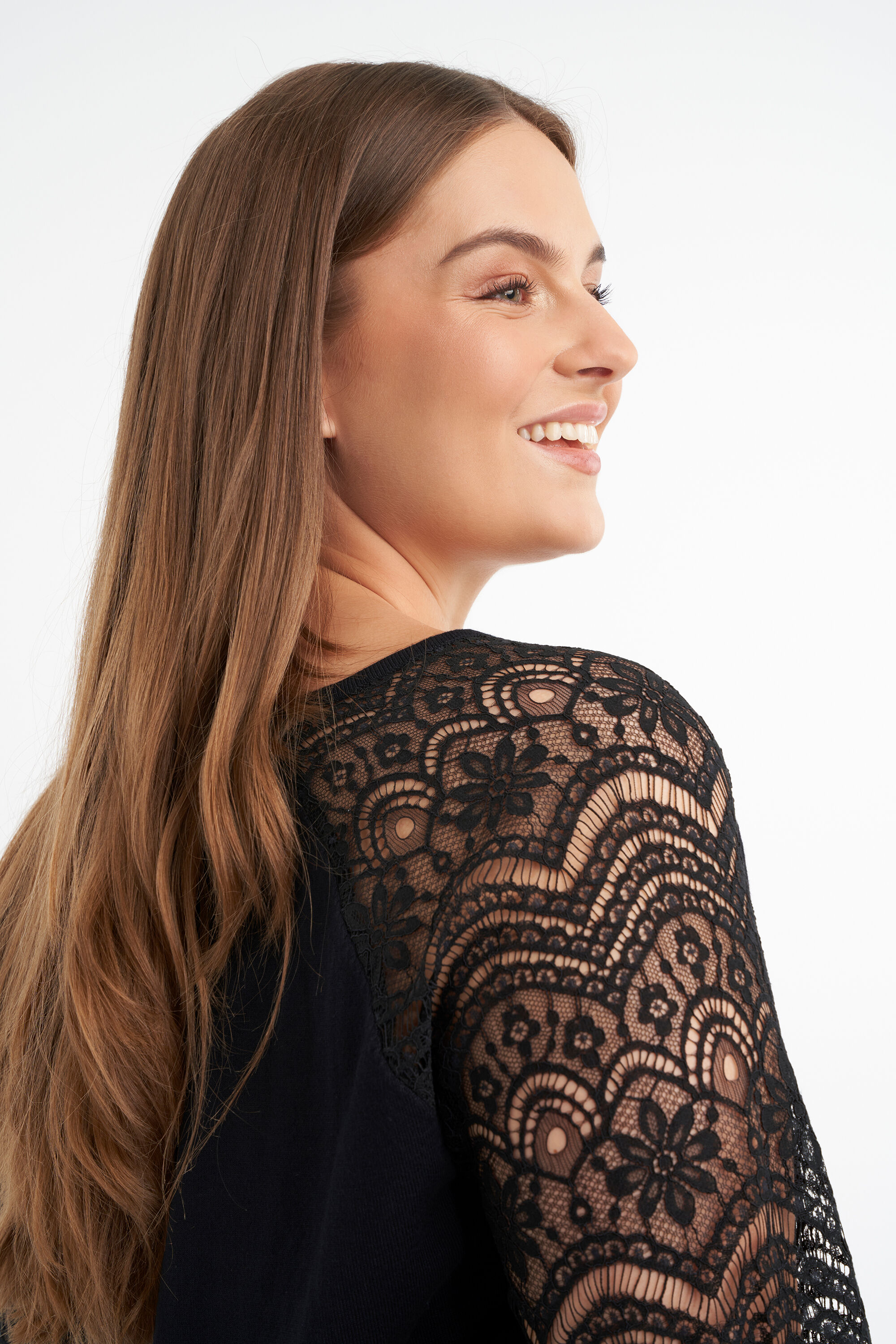 Pull aux manches d&eacute;cor&eacute;es en dentelle image number 4