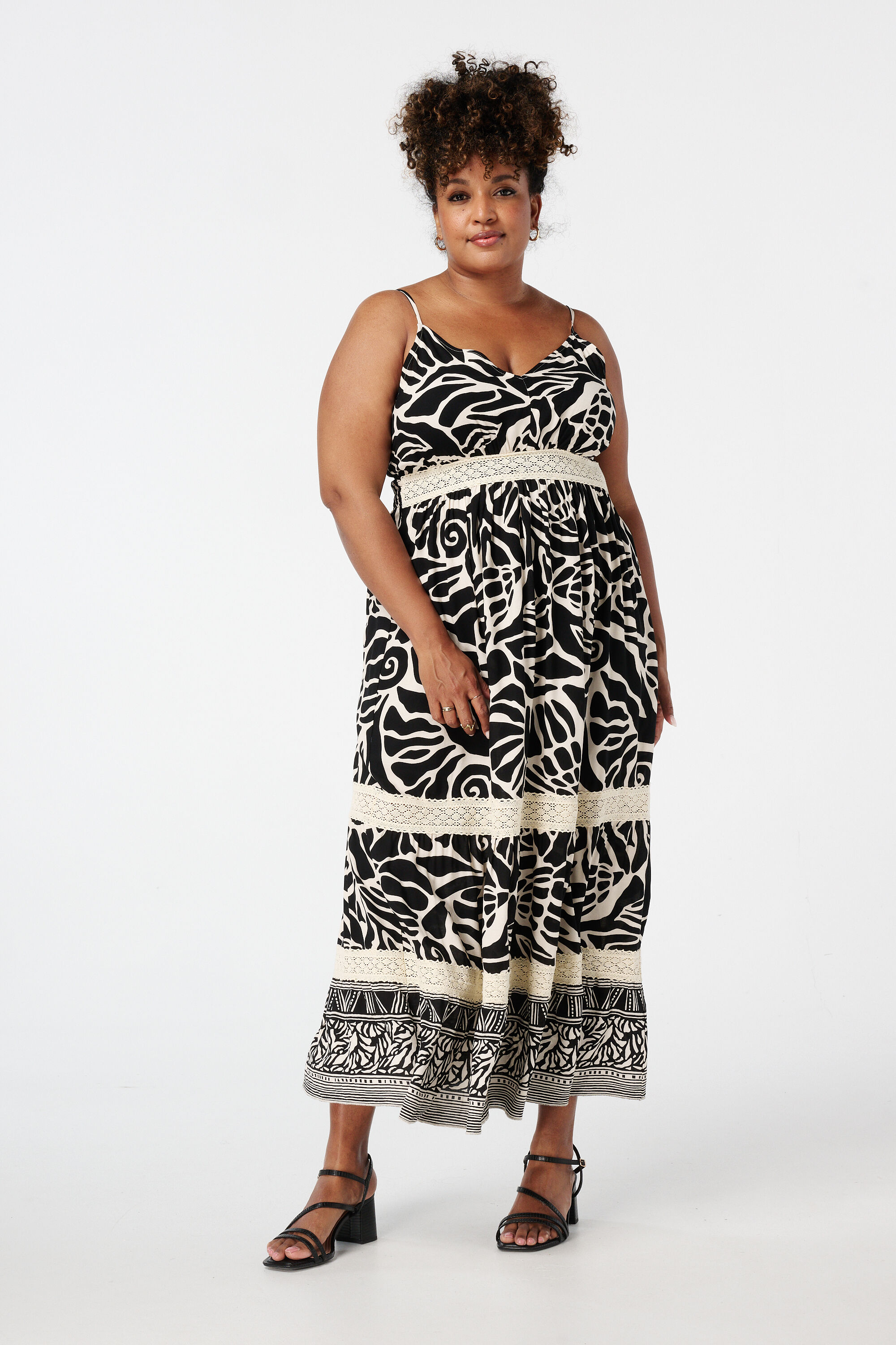 Robe longue avec imprim&eacute; et d&eacute;tails en dentelle image number 5