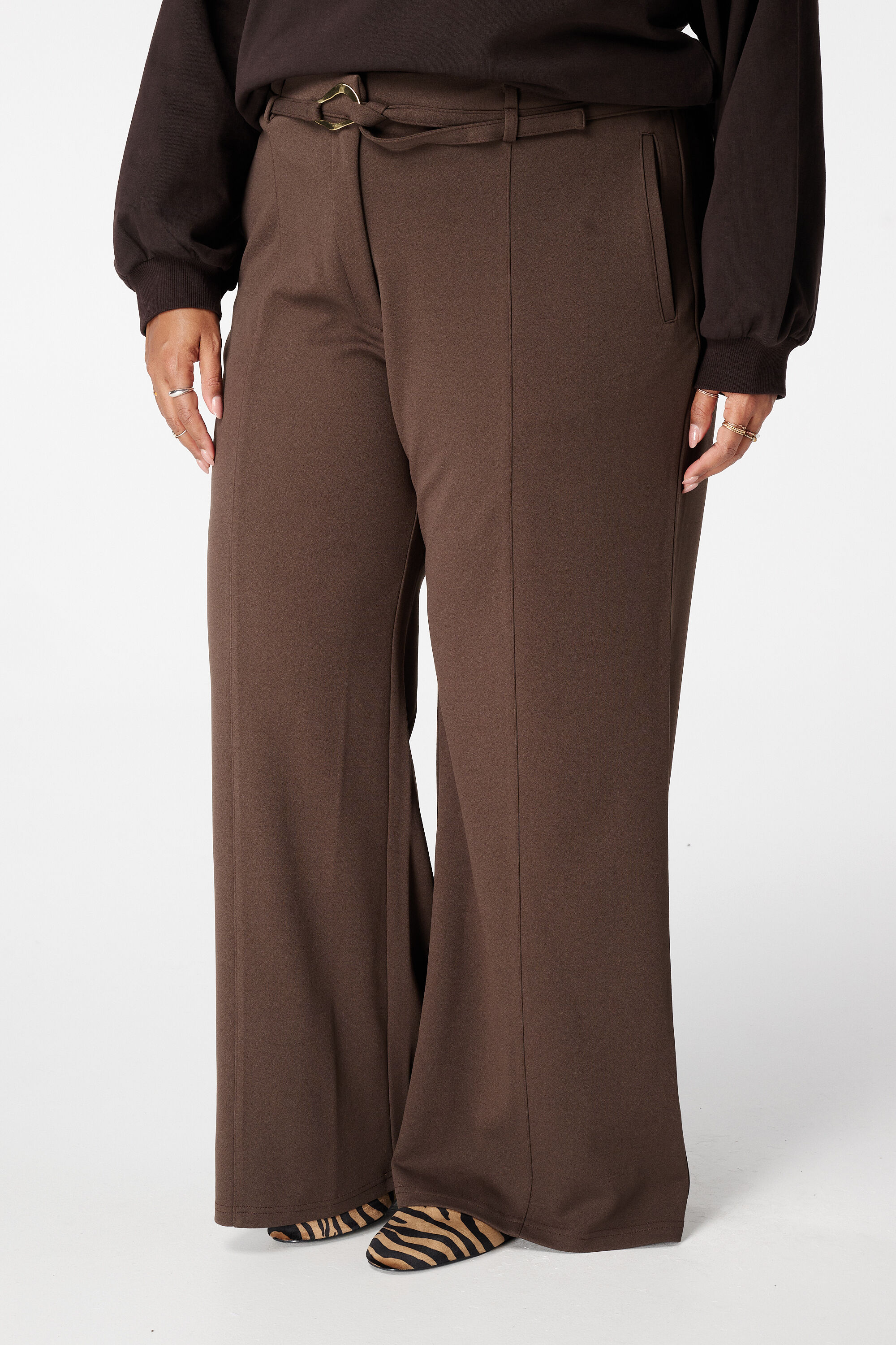 Pantalon droit avec ceinture image number 5