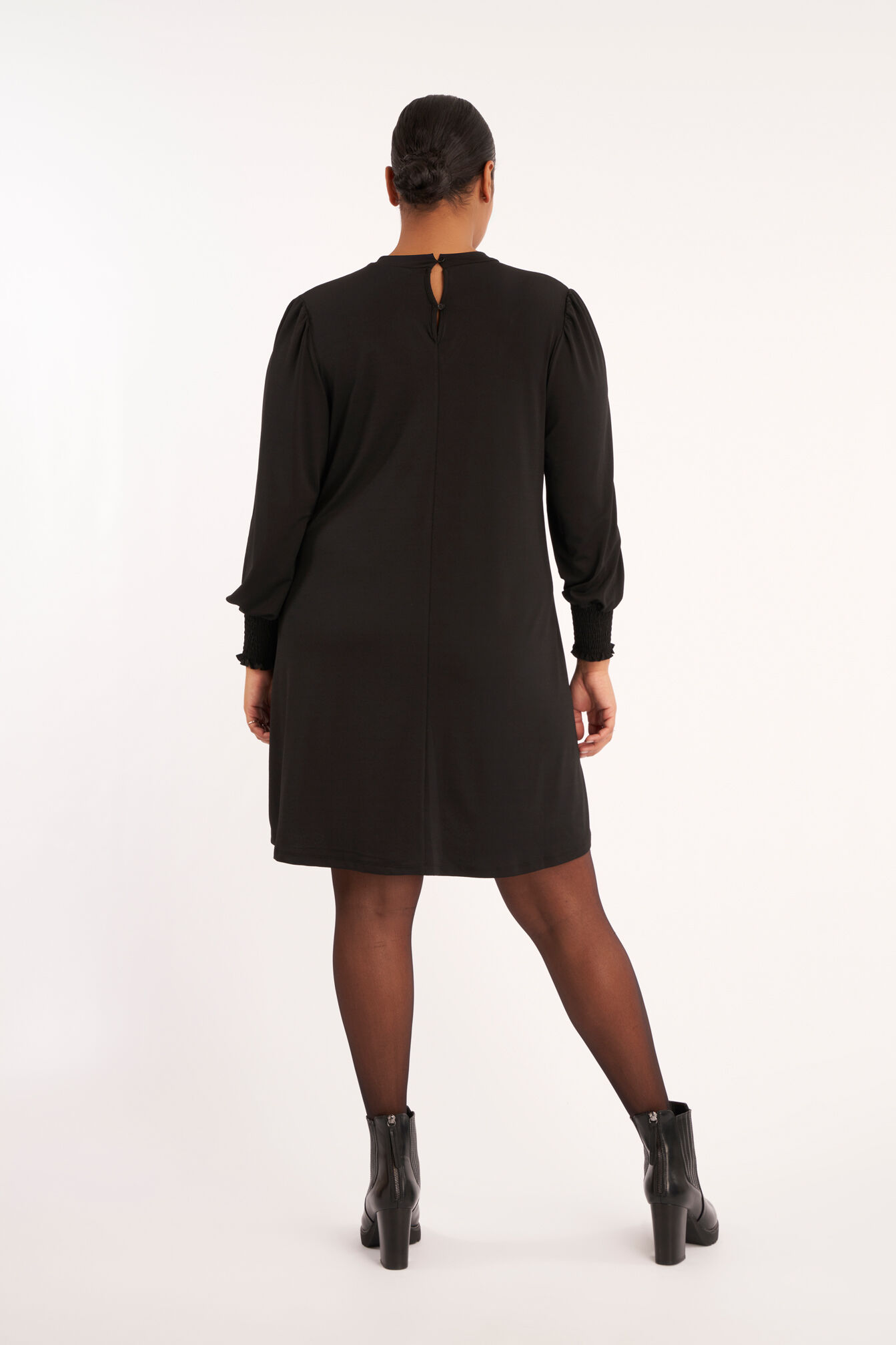 Robe trap&egrave;ze courte image number 3