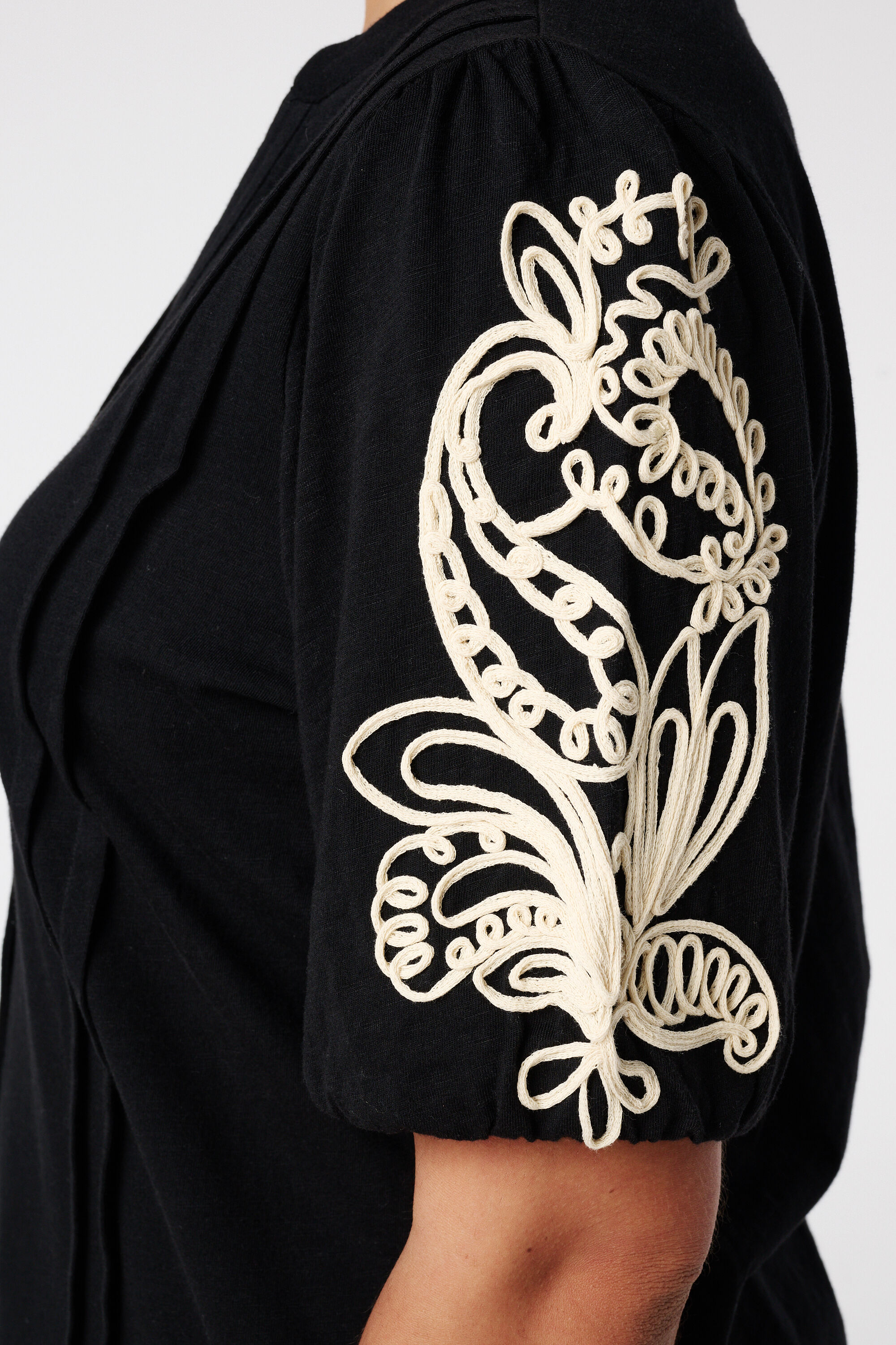 Haut avec manches brod&eacute;es image number 6