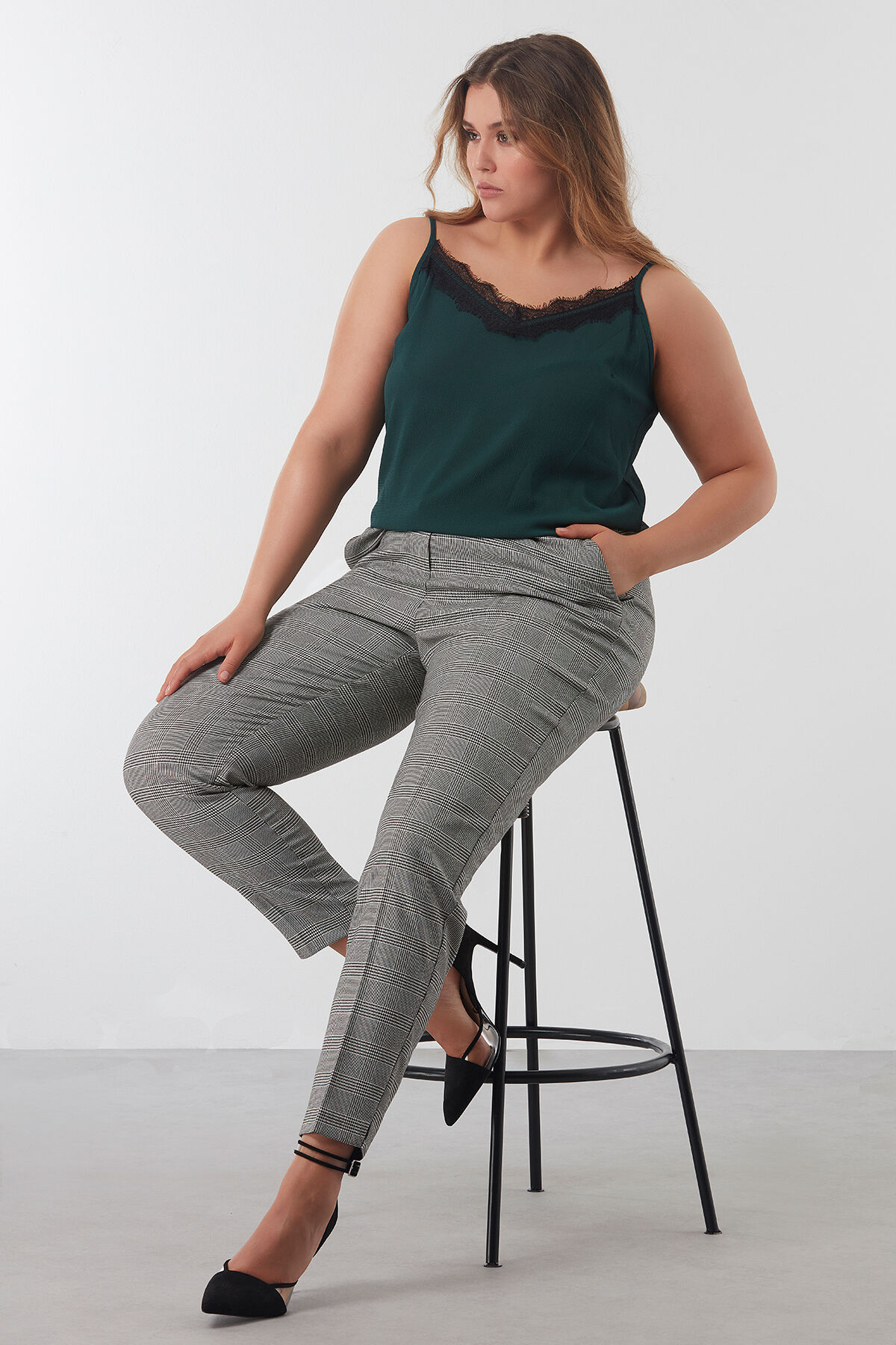 Pantalon &agrave; carreaux image number 4