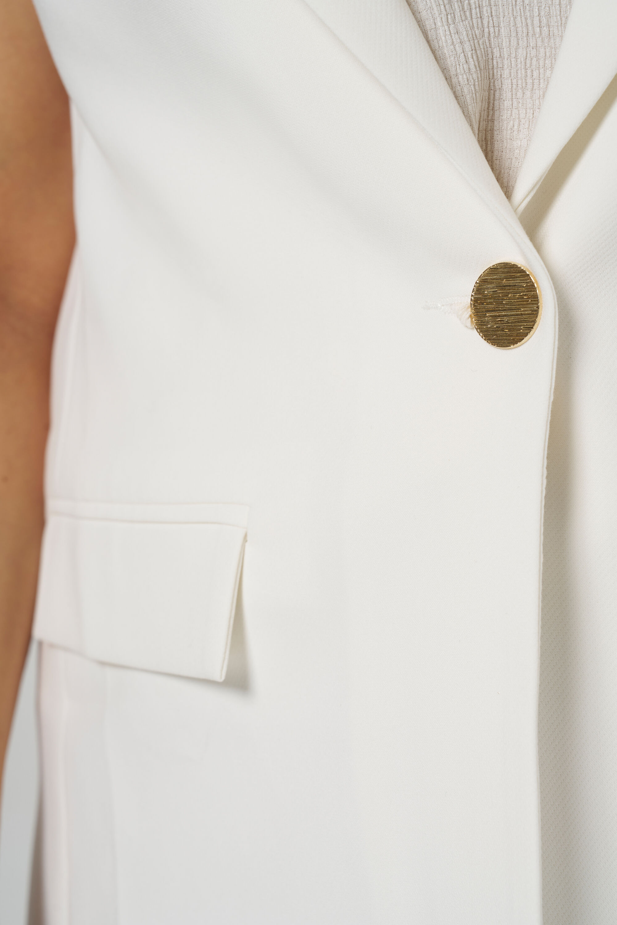 Gilet avec boutons dor&eacute;s image number 4