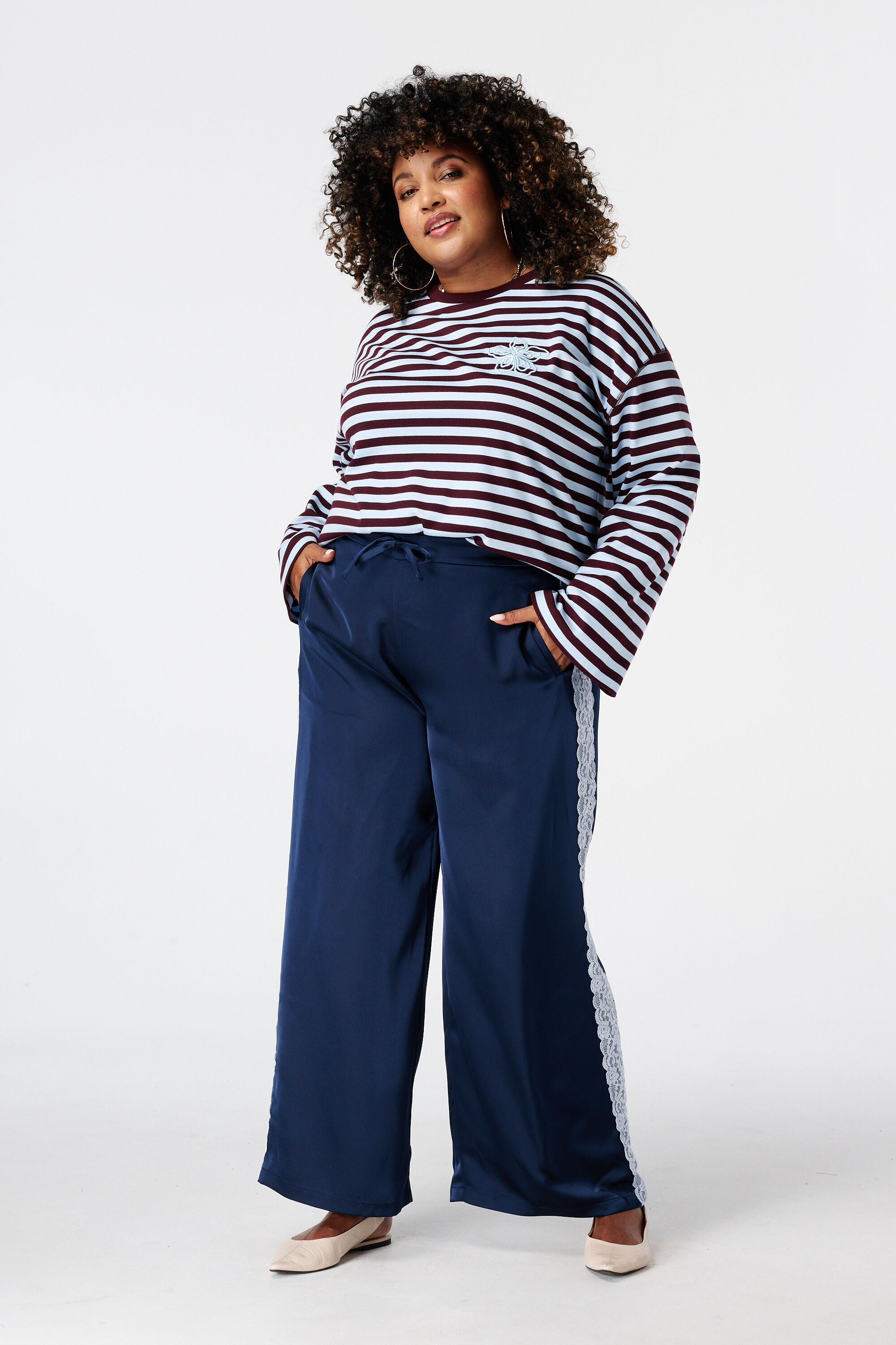 Pantalon avec d&eacute;tails en dentelle sur les c&ocirc;t&eacute;s image number 0