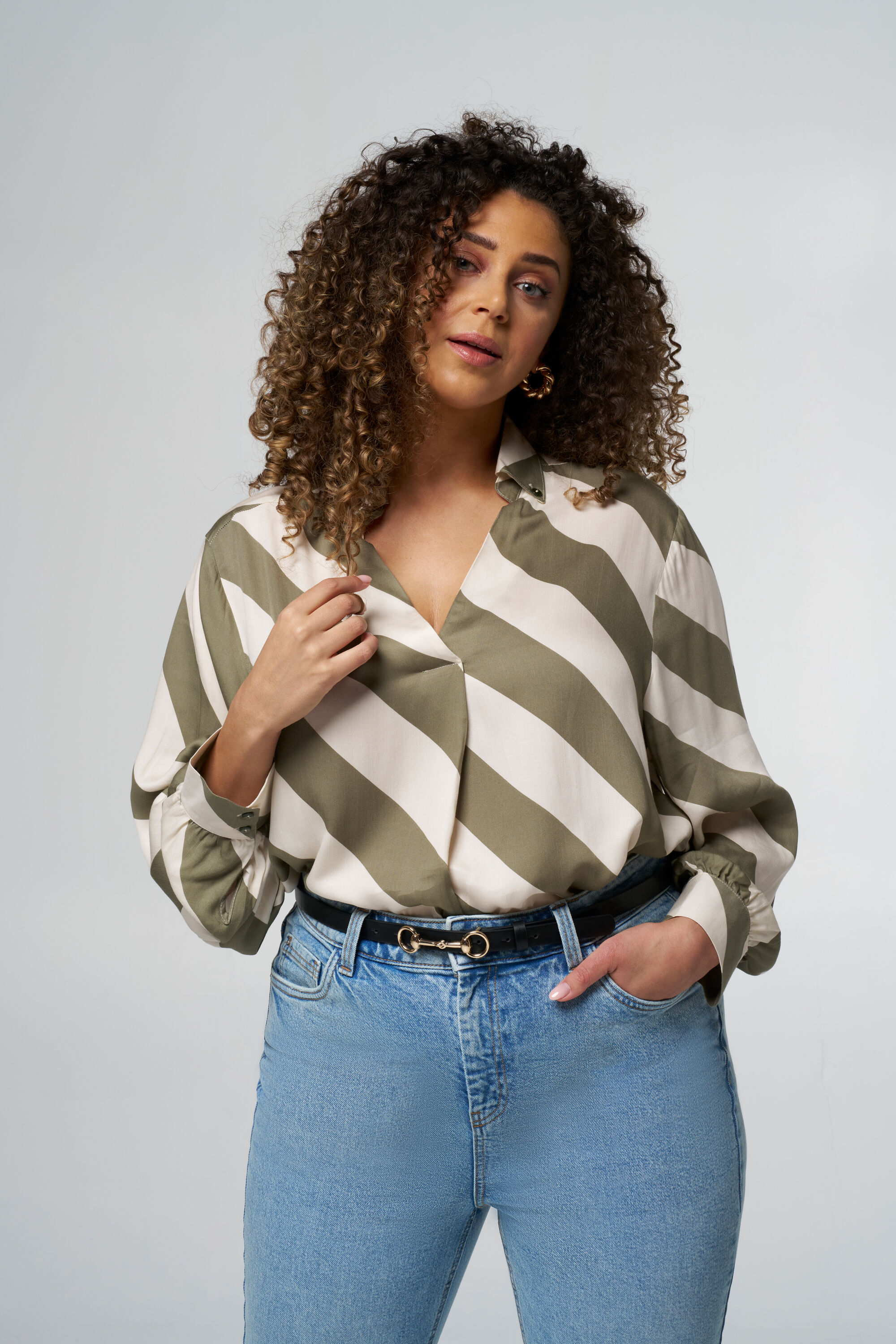 Chemisier avec col en V image number 6