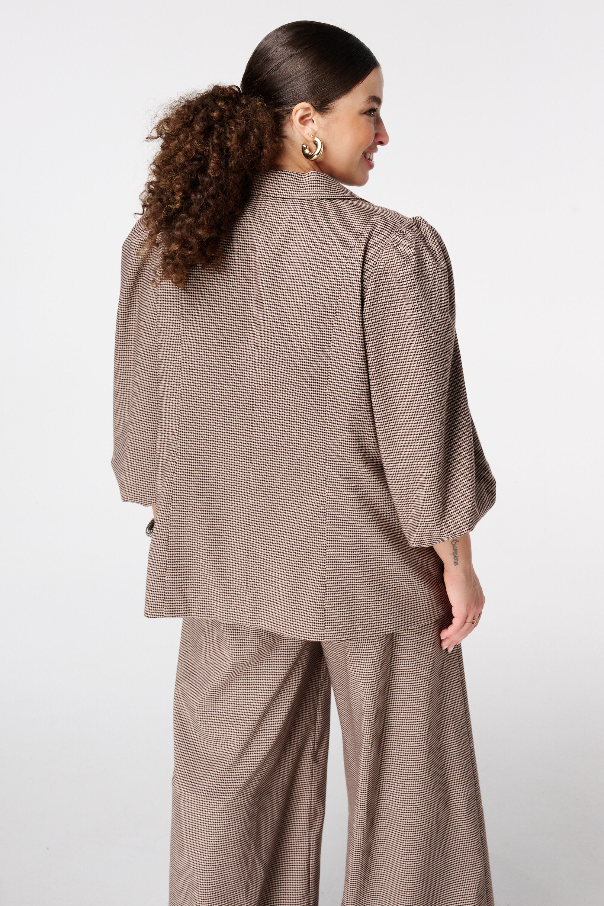 Blazer &agrave; carreaux avec manches bouffantes image number 1