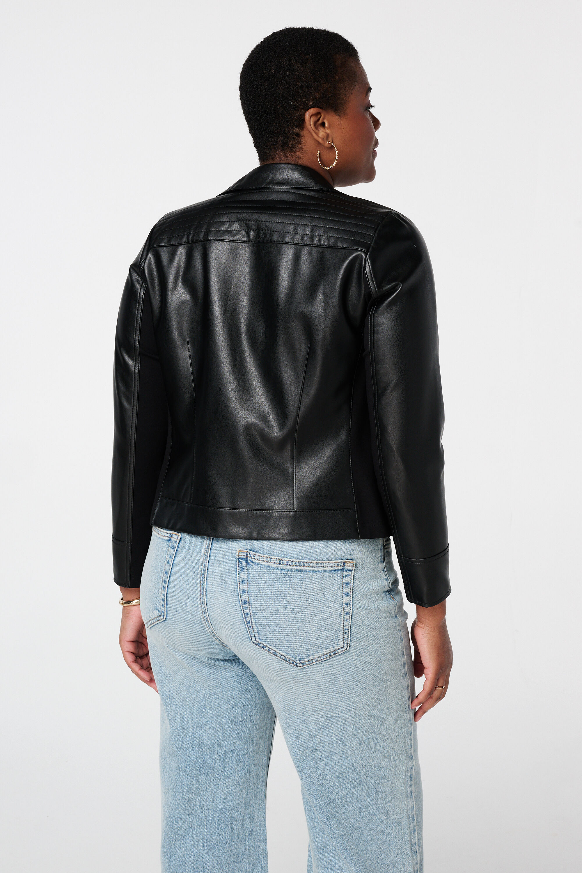 Veste &eacute;l&eacute;gante en cuir orn&eacute;e de d&eacute;tails argent&eacute;s image number 3