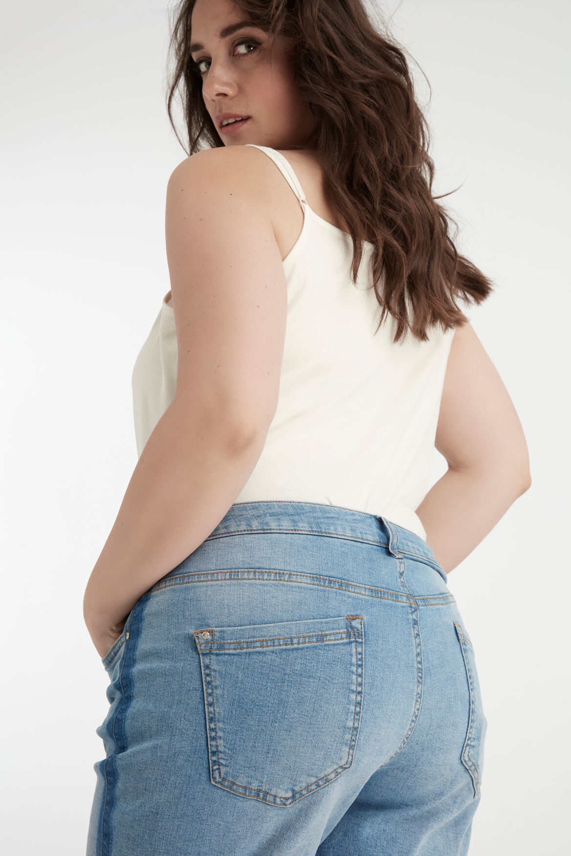 Short en denim avec bande contrast&eacute;e image number 6