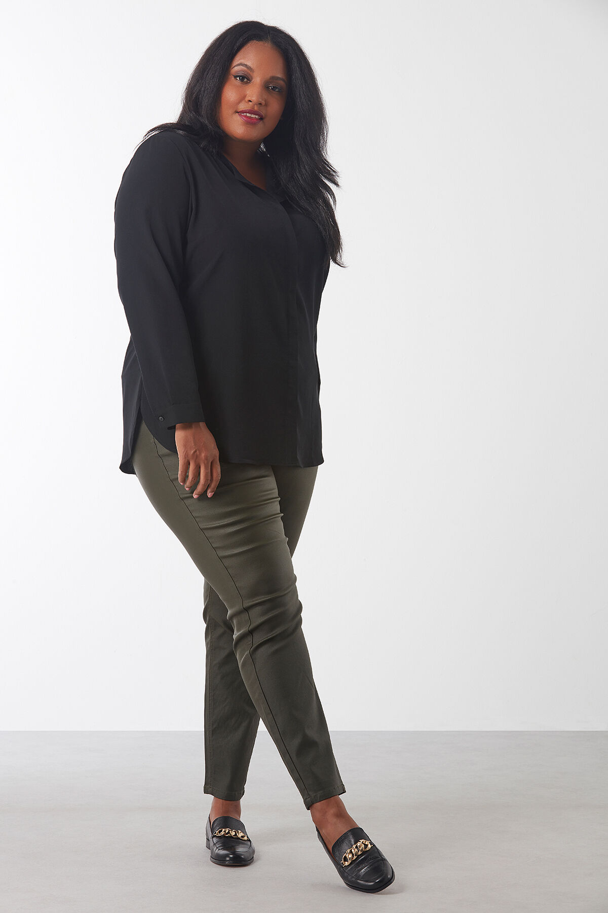 Pantalon slim enduit image number 5
