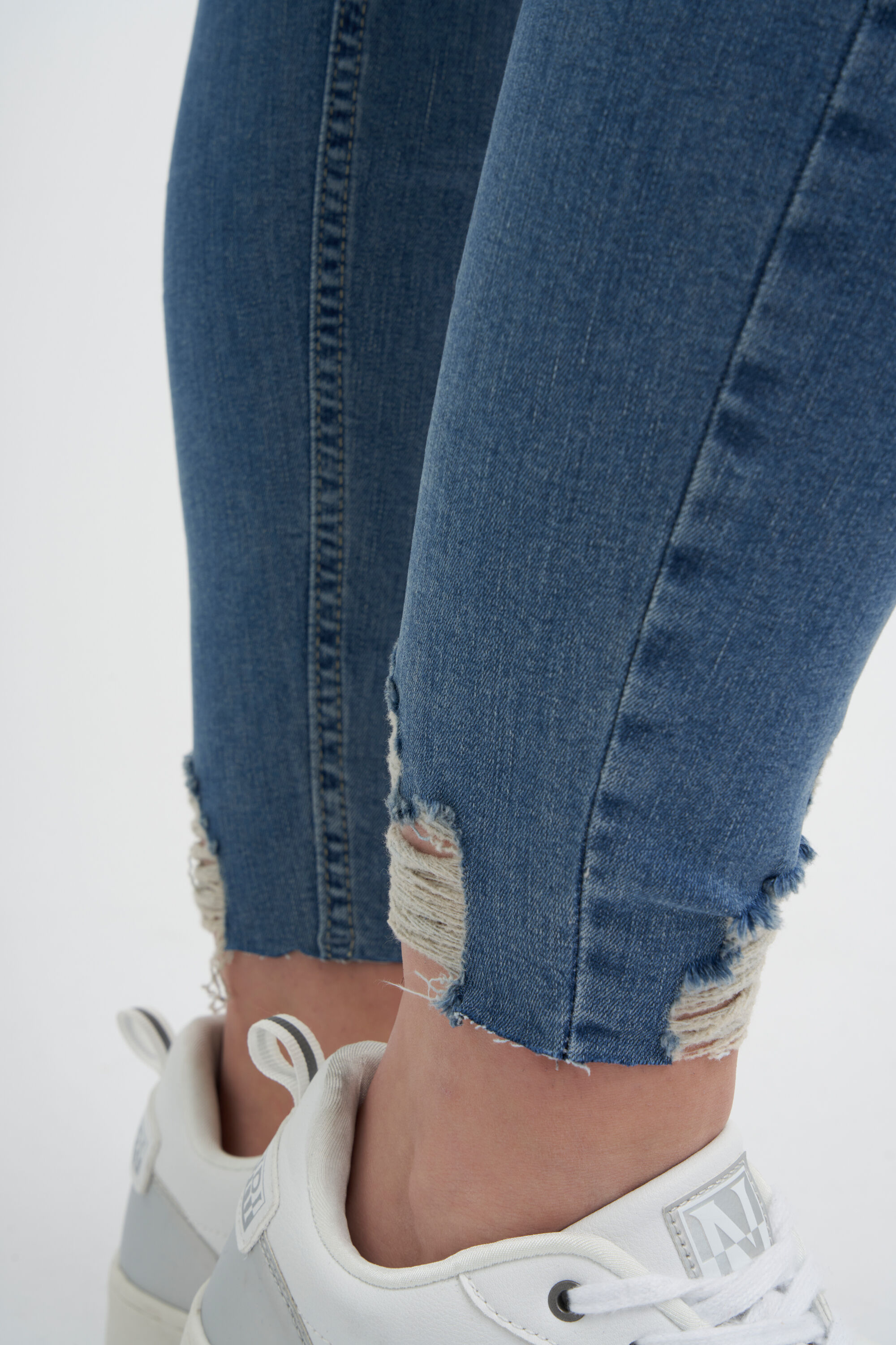 Jeans avec d&eacute;chirures image number 4