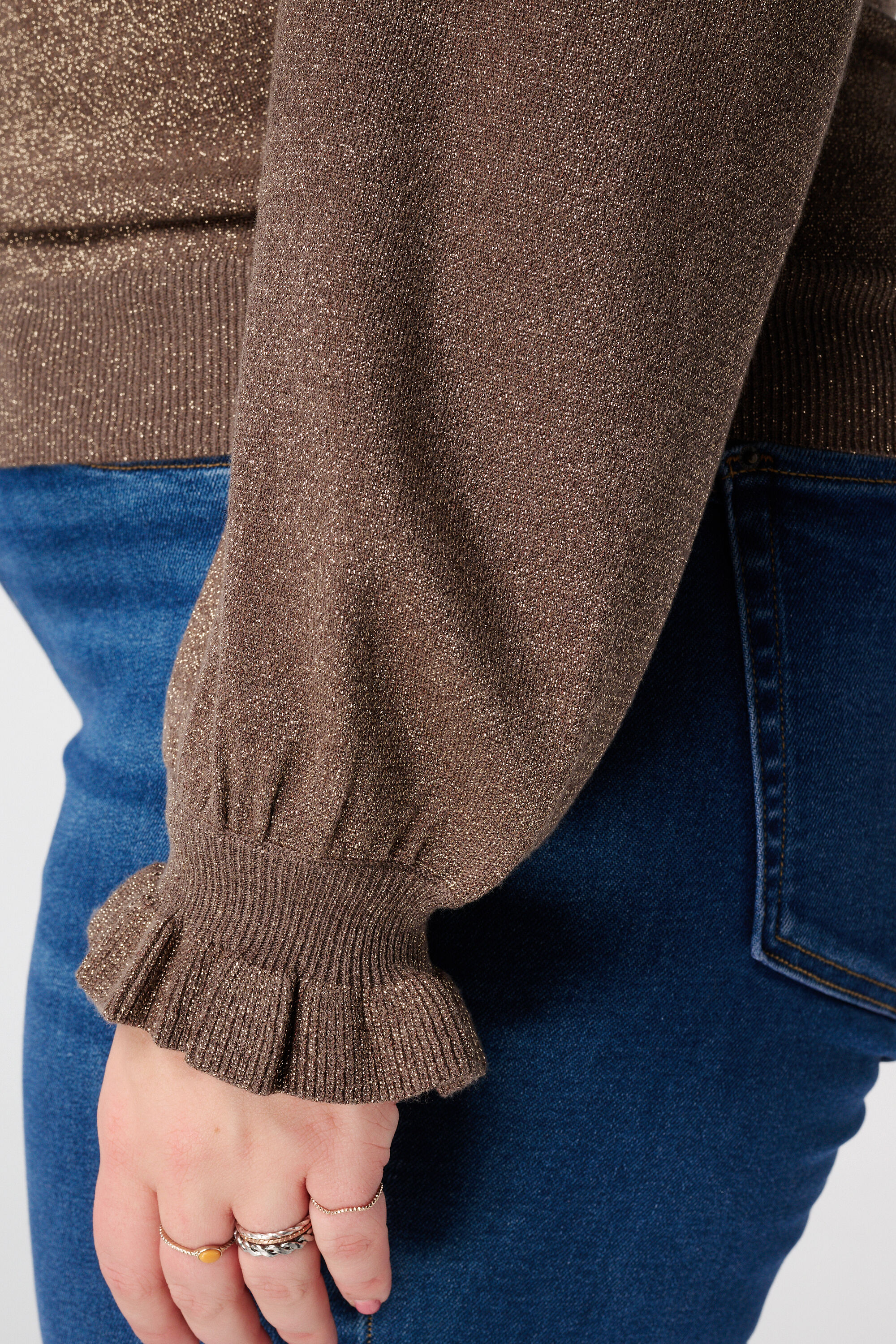 Pull en lurex avec manches volant&eacute;es image number 6