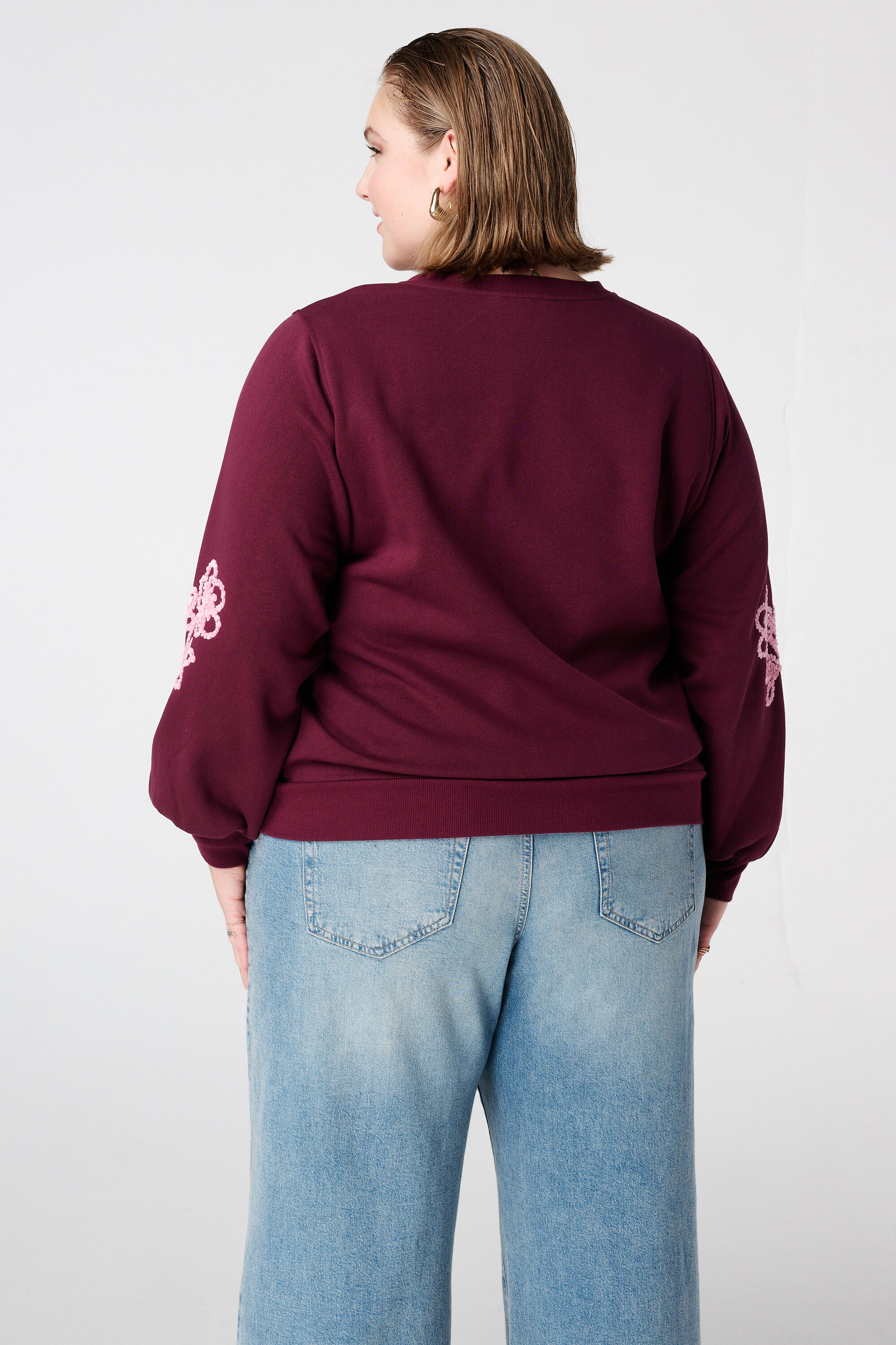 Pull avec broderies d&eacute;licates sur les manches image number 3