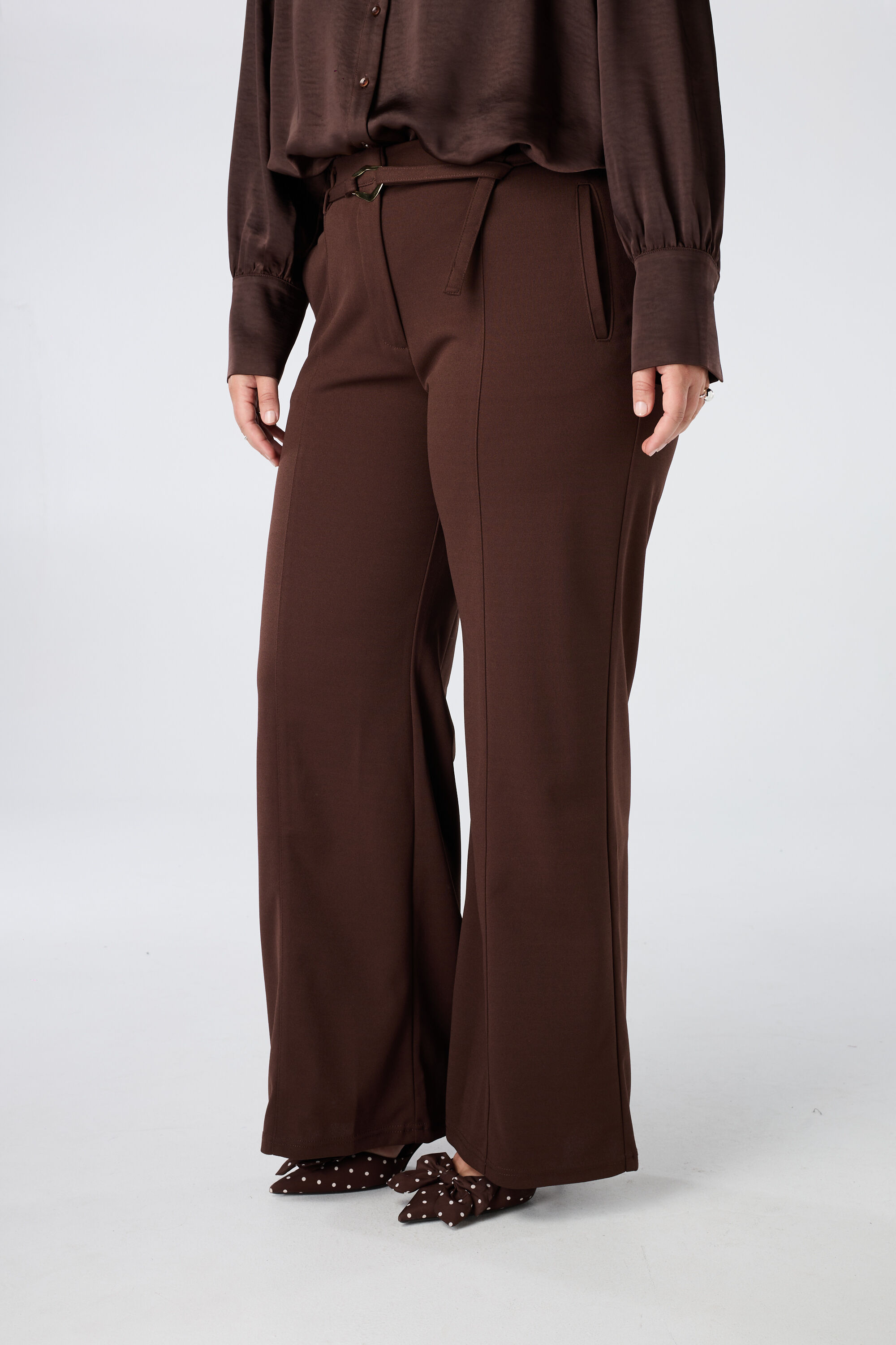 Pantalon droit avec ceinture image number 5
