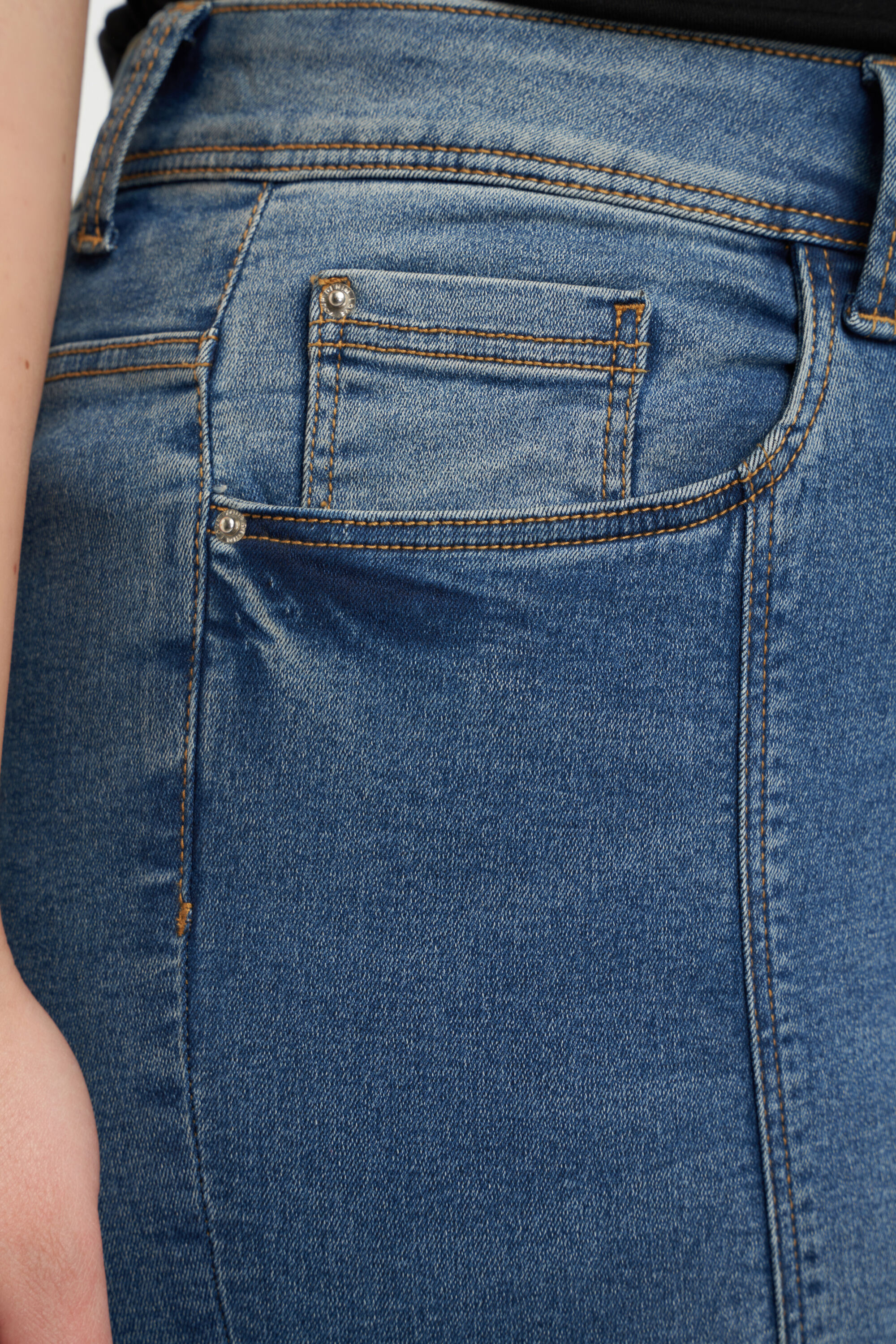 Pantalon court avec d&eacute;tails image number 5