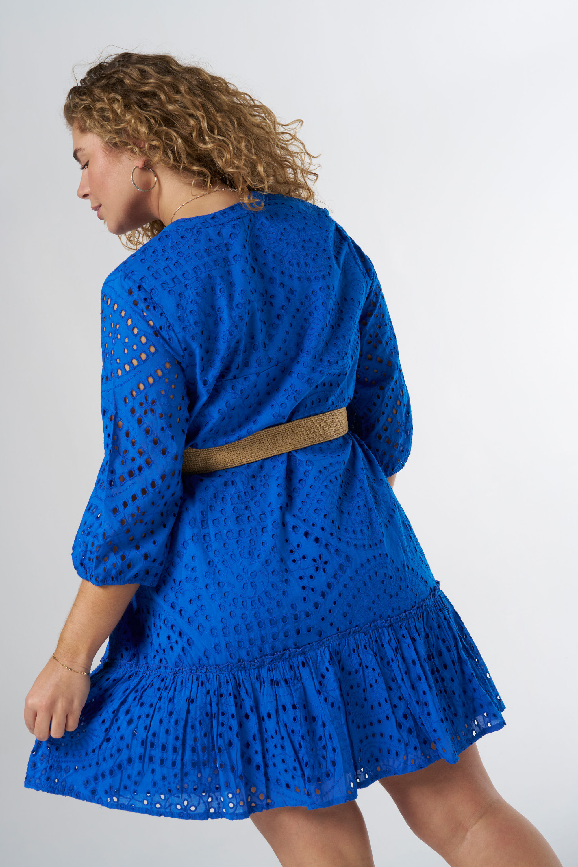 Robe courte avec broderie et ceinture image number 3