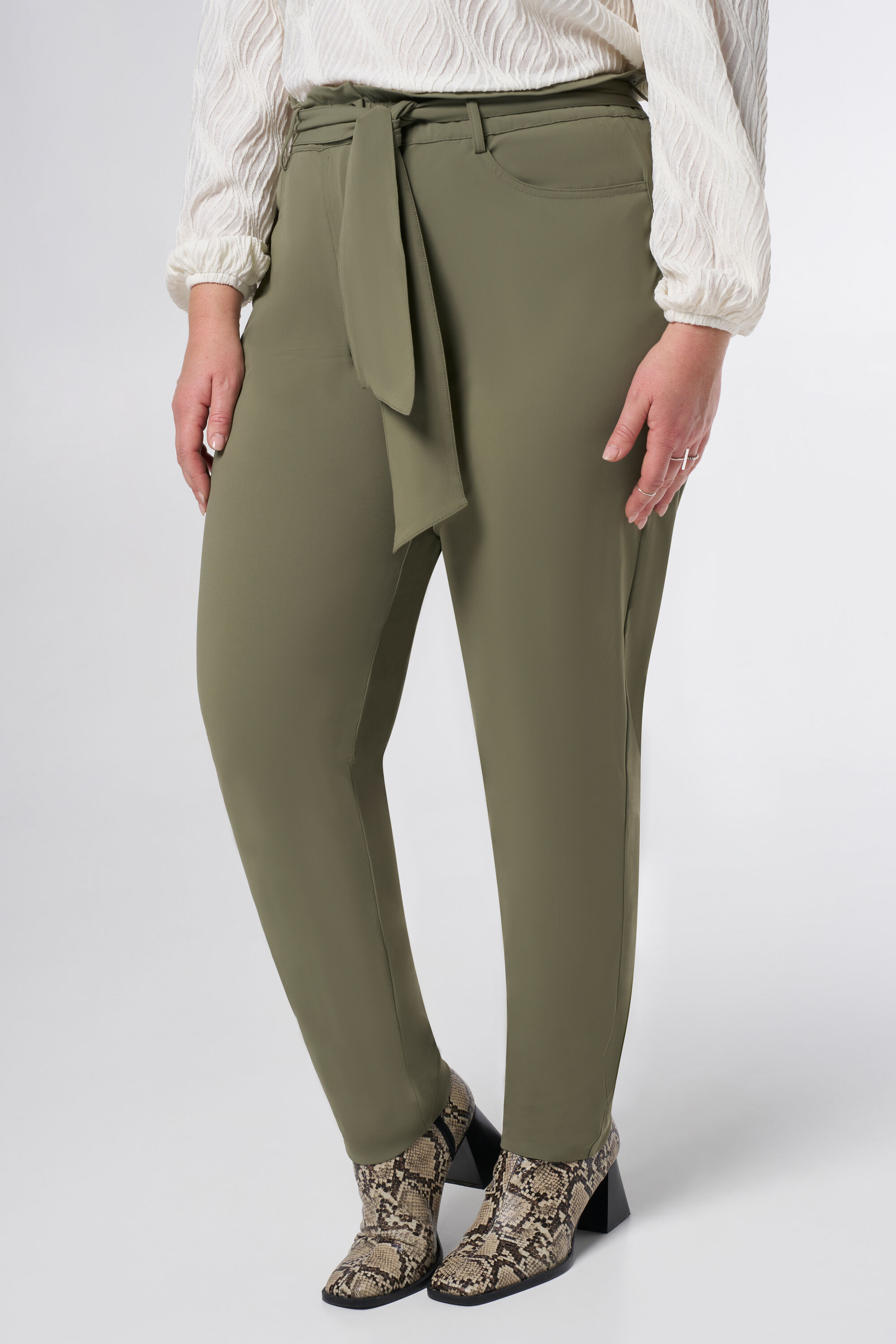 Pantalon extensible en sac en papier image number 5