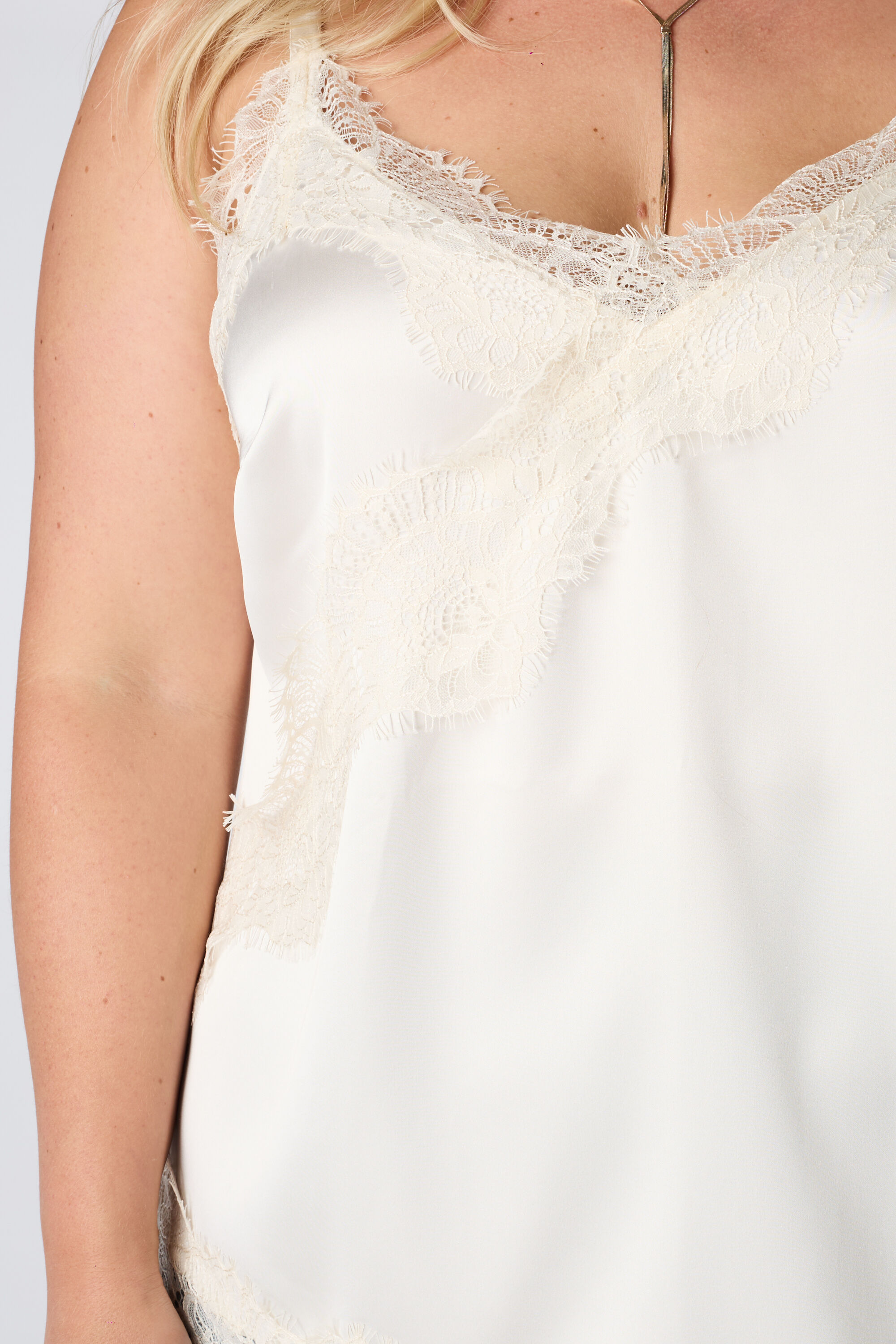 Blouse asym&eacute;trique avec dentelle image number 6