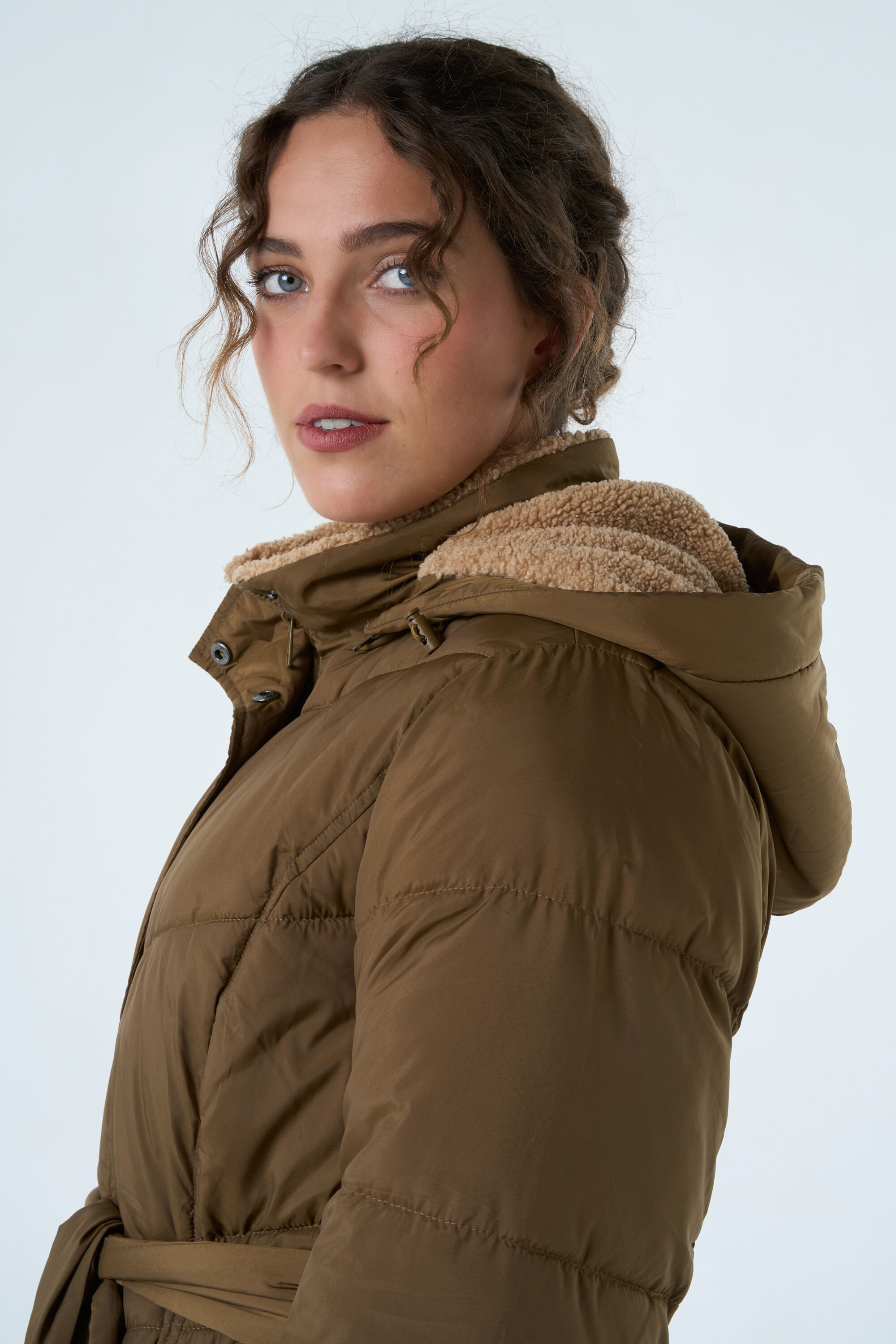 Veste longue matelass&eacute;e avec ceinture image number 5