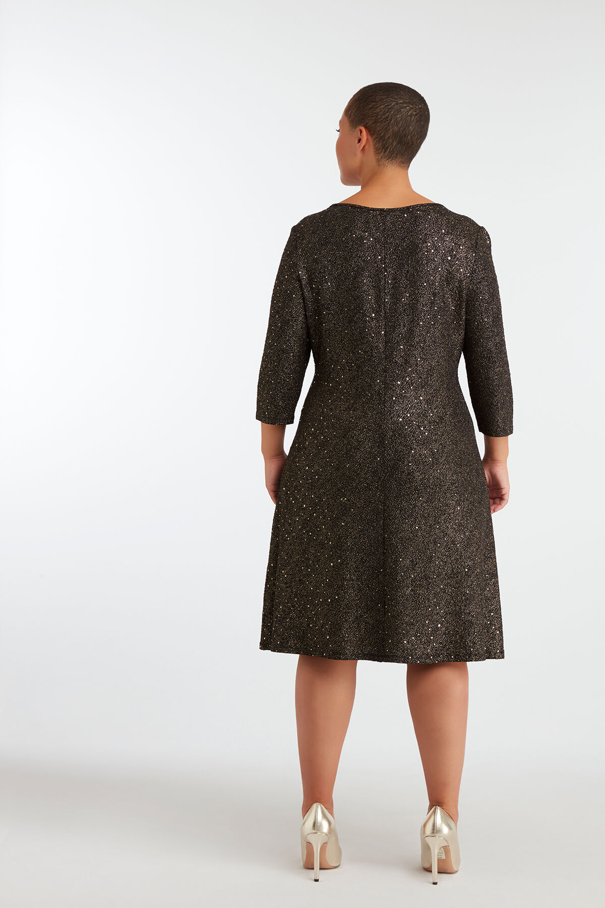 Robe de soir&eacute;e &agrave; paillettes et en lurex image number 6