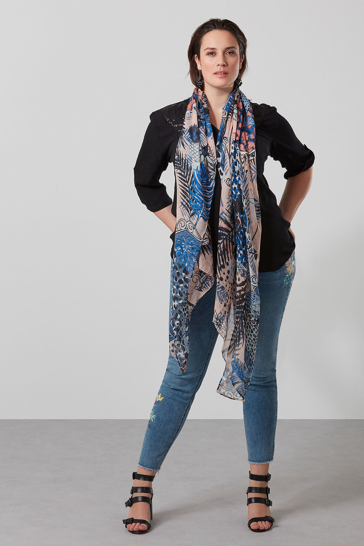 Ch&acirc;le &agrave; imprim&eacute; animal image number 0