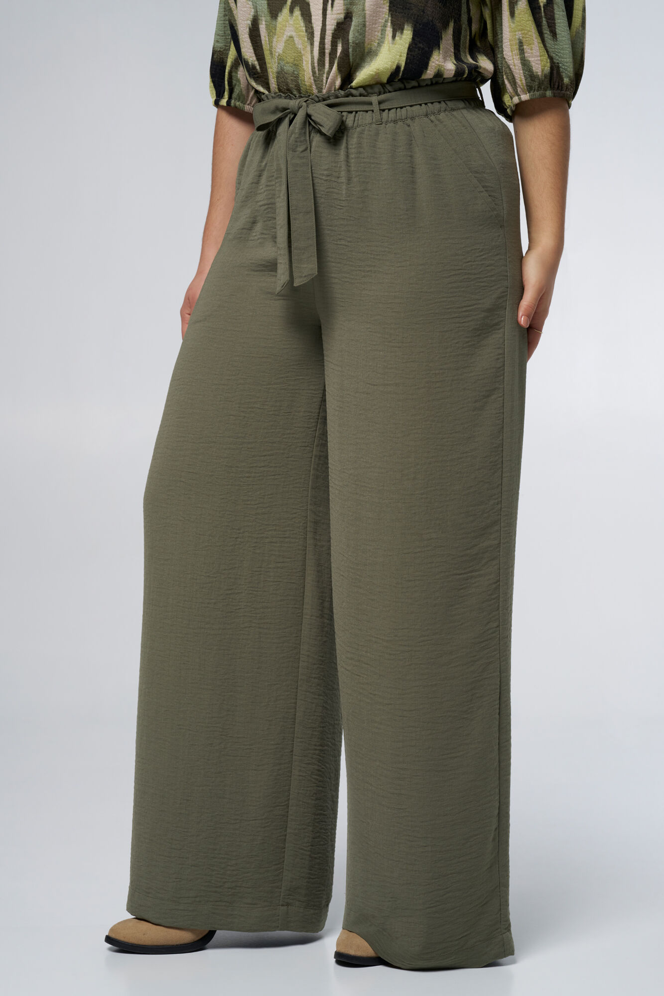 Pantalon large avec ceinture image number 5