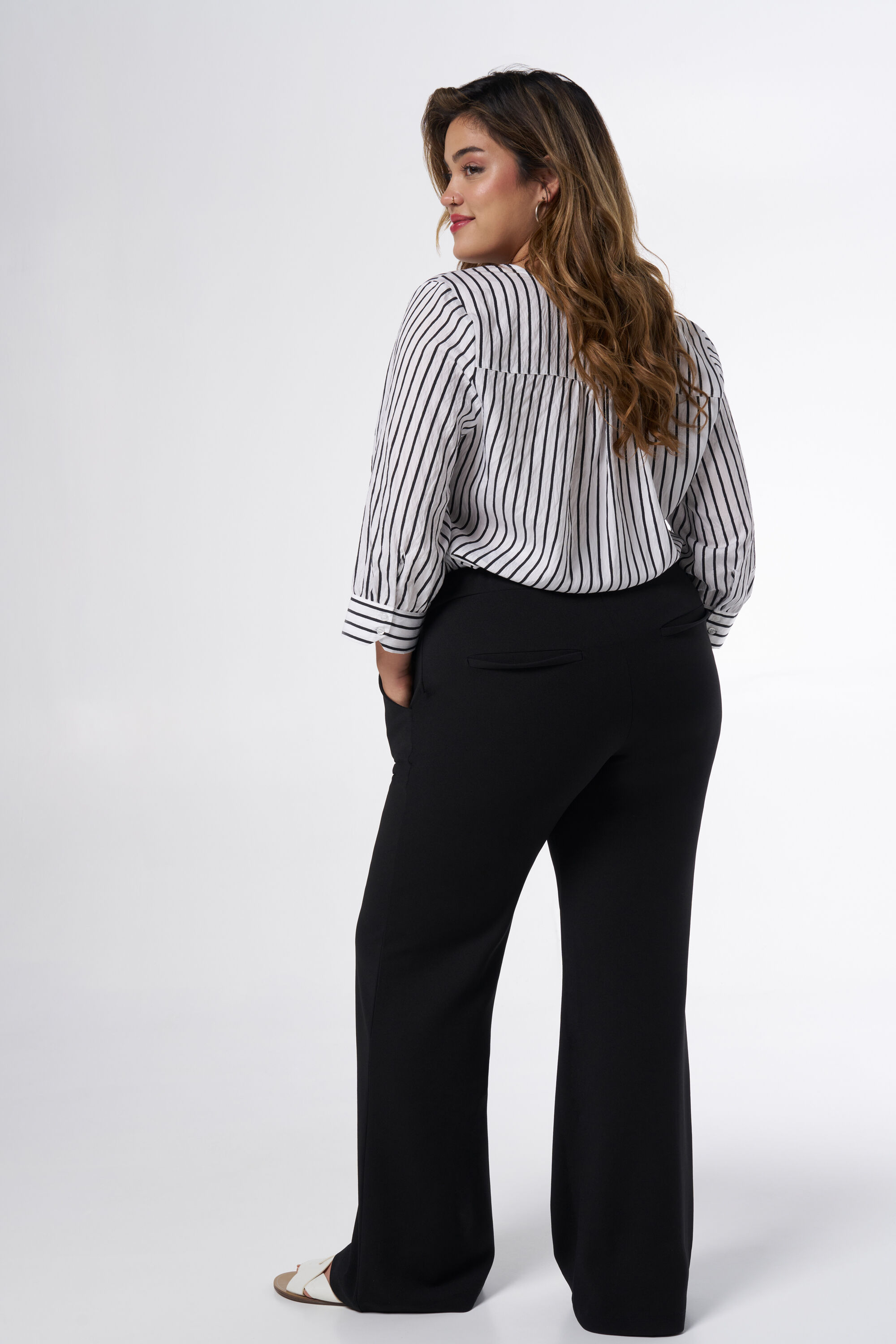 Pantalon &eacute;vas&eacute; et extensible image number 1