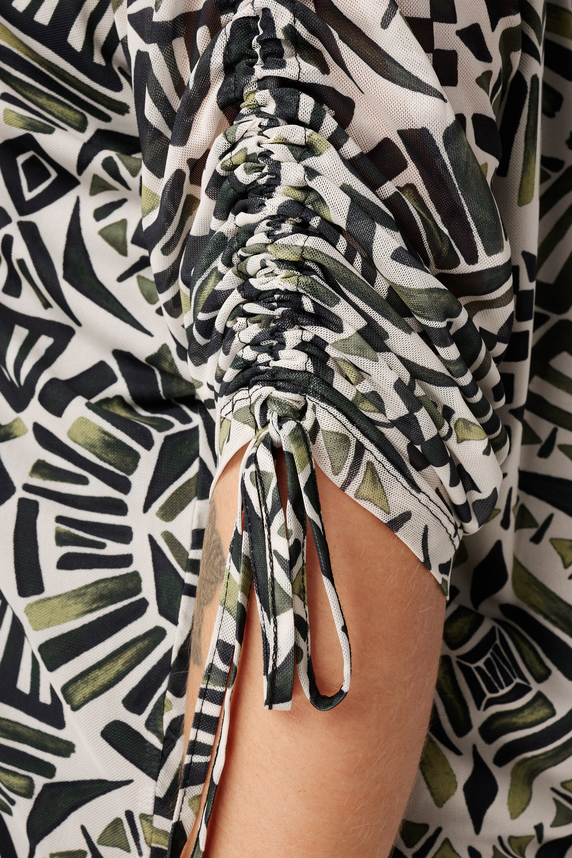 Blouse imprim&eacute;e &agrave; manches coulissantes image number 6