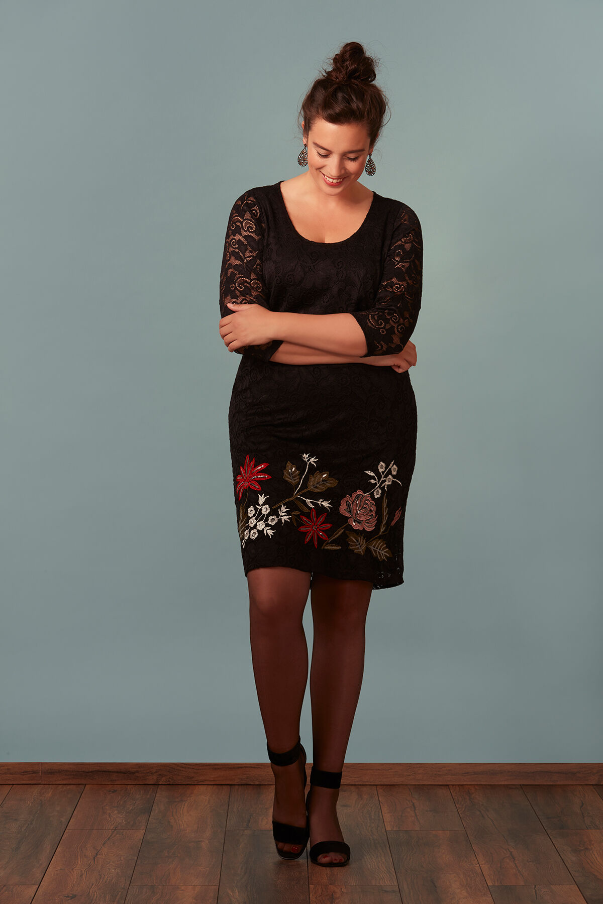 Robe avec dentelle et broderie image number 4