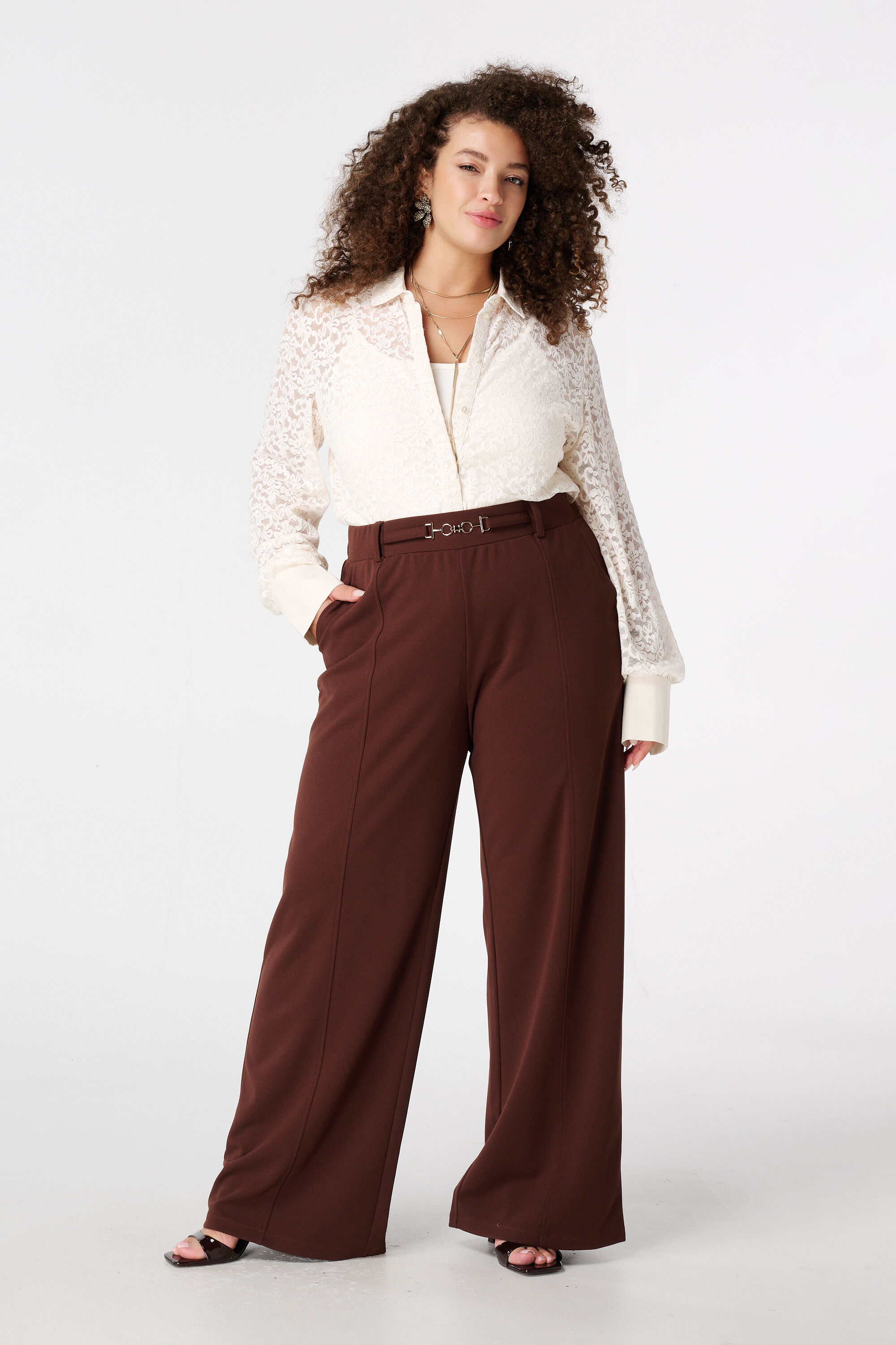 Top avec dentelle et paillettes image number 5