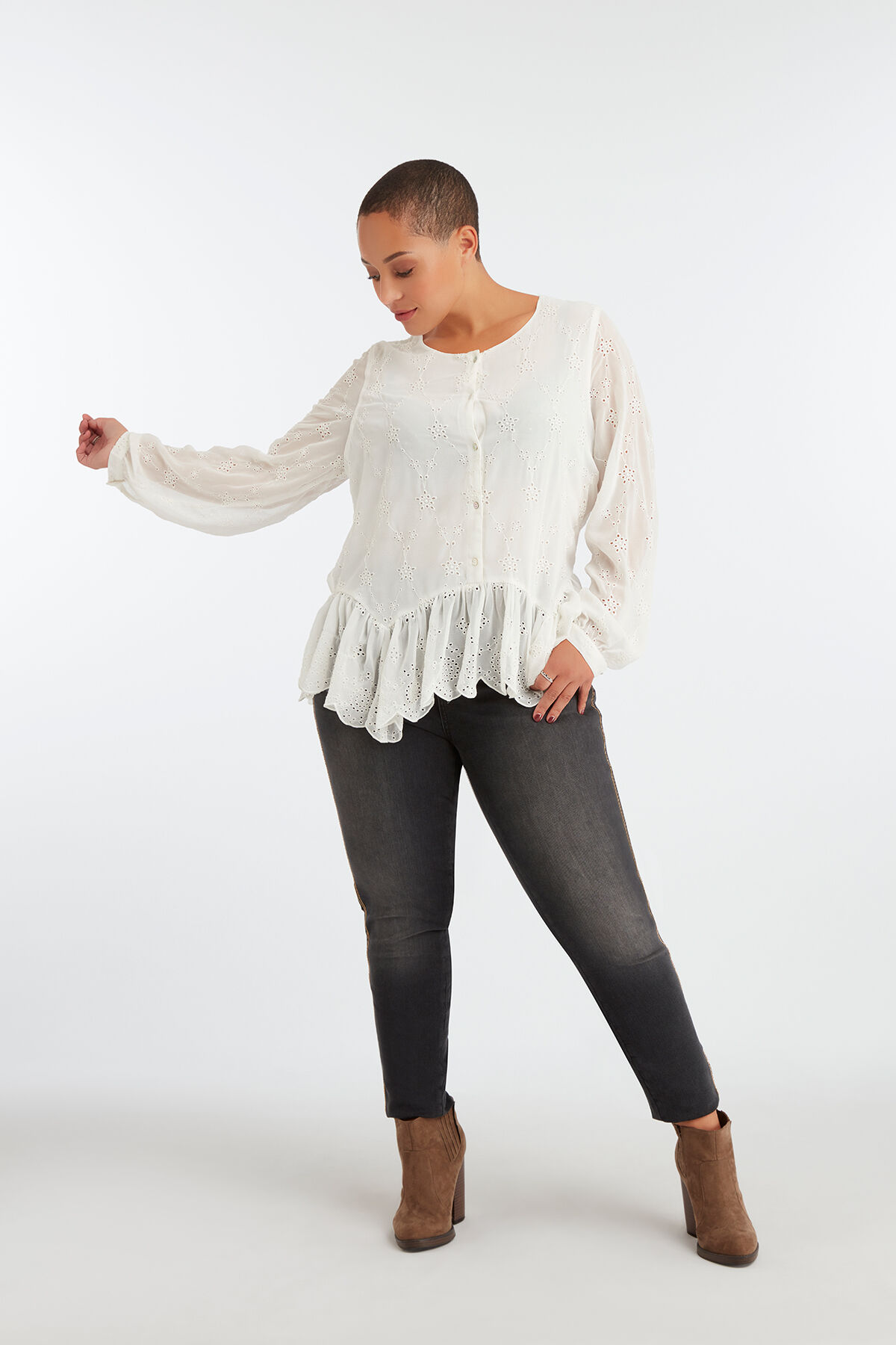 Chemisier &agrave; broderies  image number 4