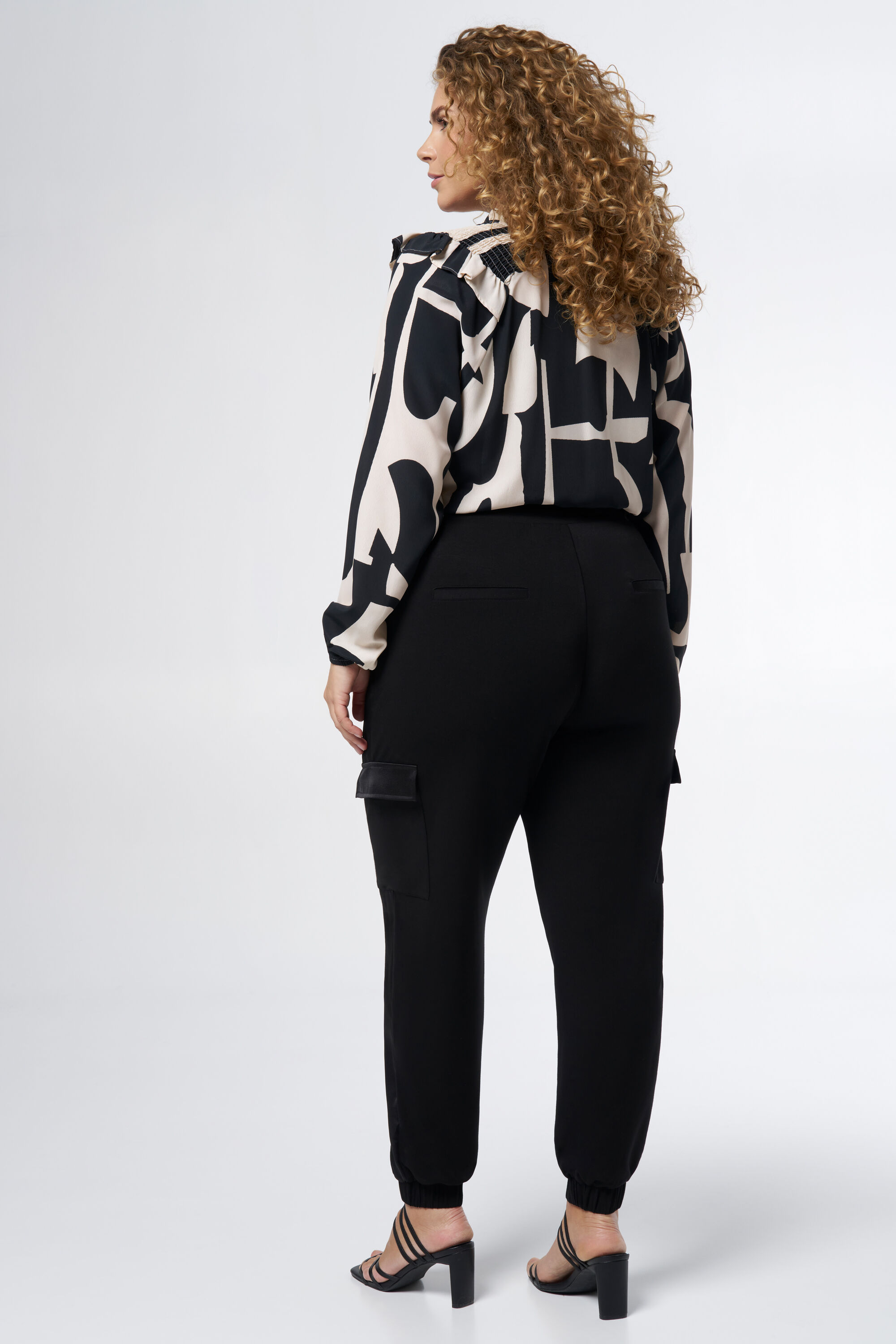 Pantalon cargo en satin image number 2