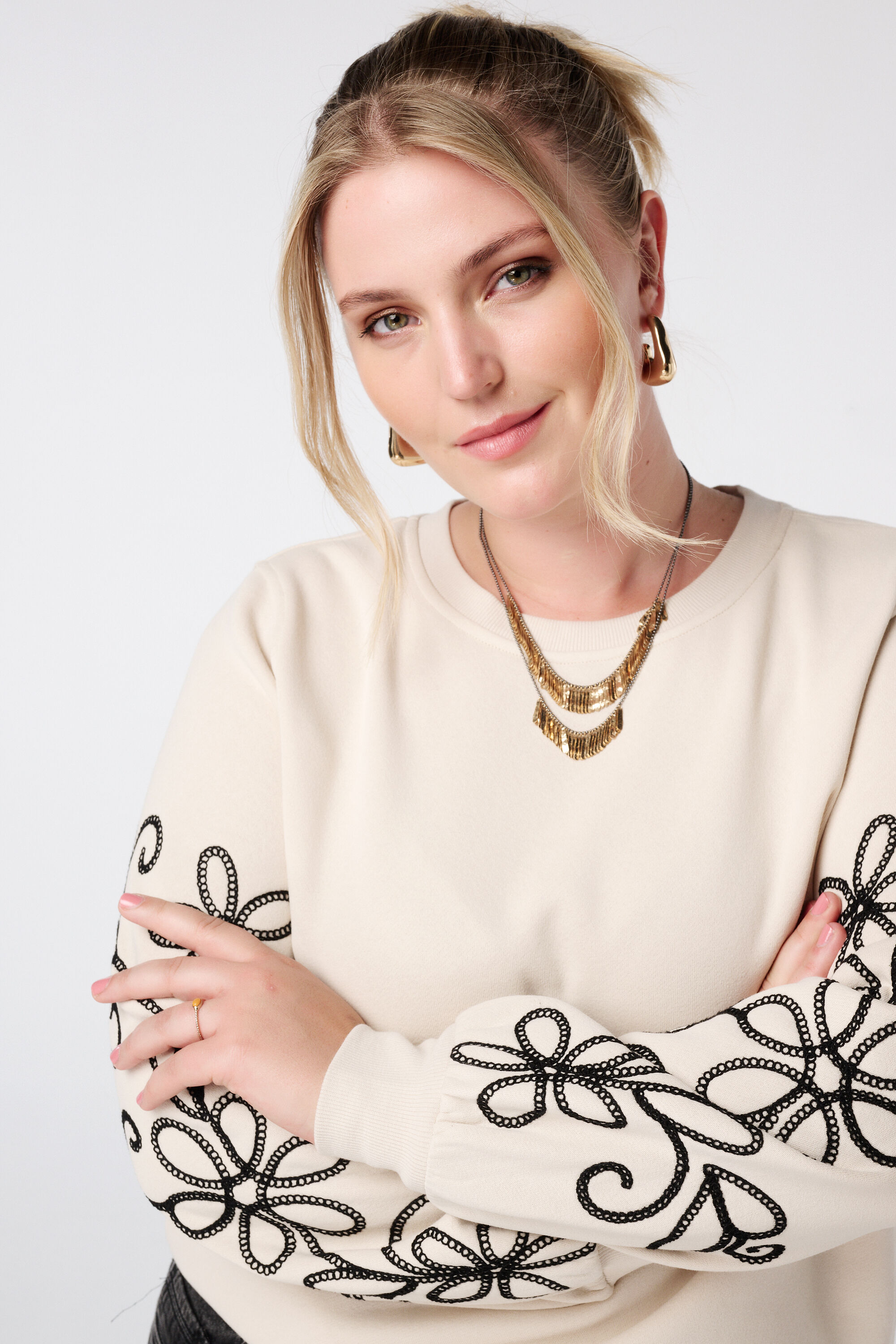 Pull avec d&eacute;tails brod&eacute;s image number 4