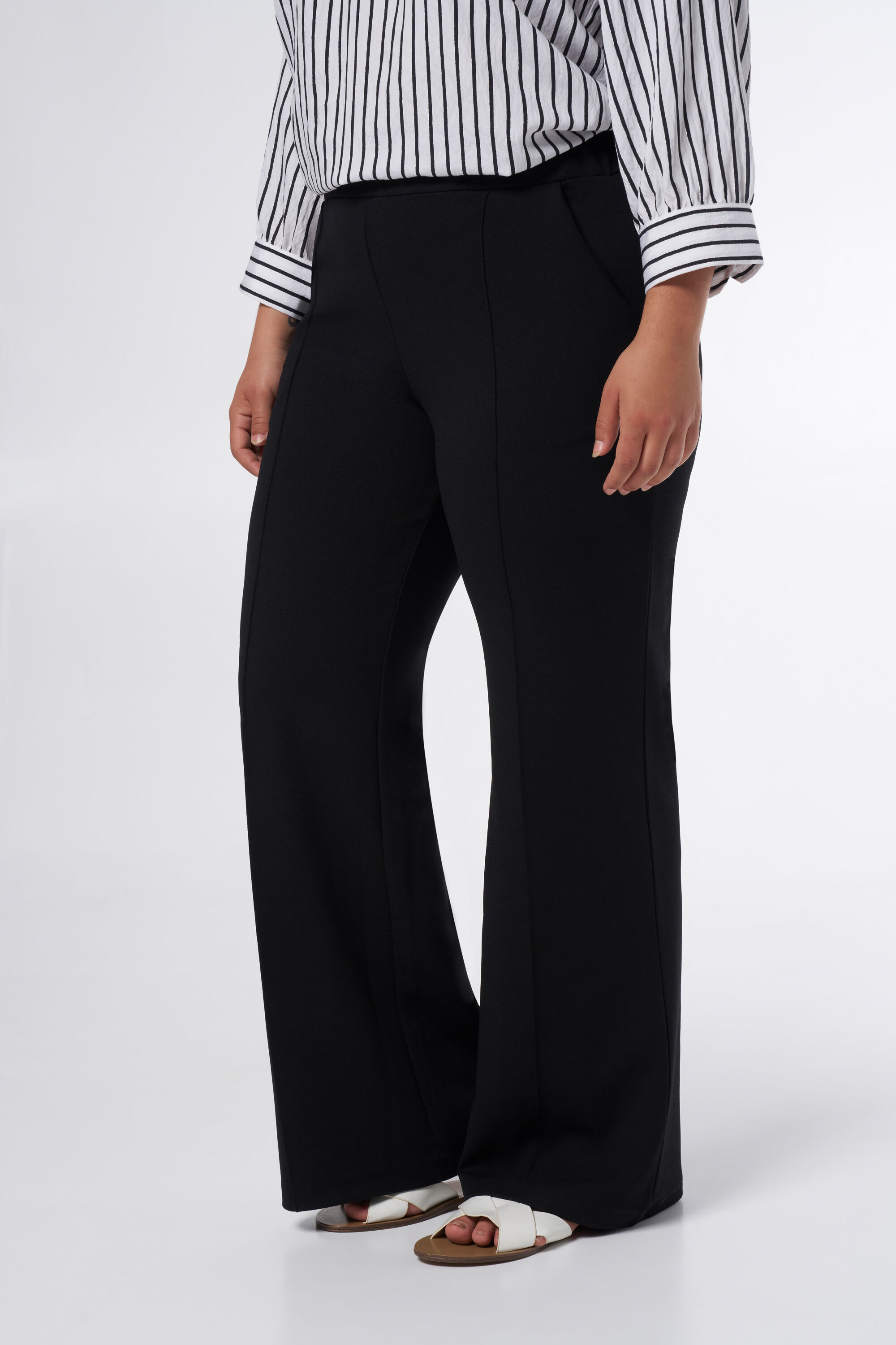 Pantalon &eacute;vas&eacute; et extensible image number 3