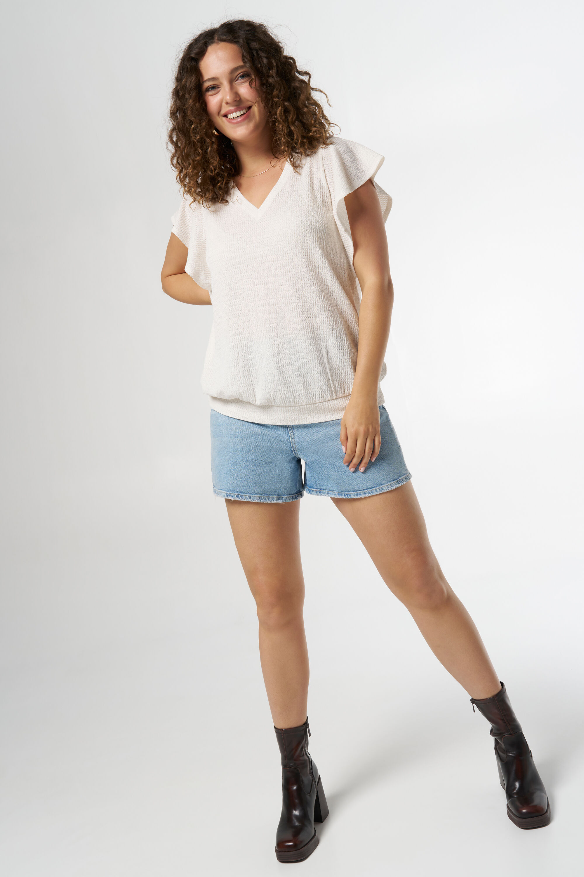 Haut textur&eacute; avec col en V image number 5