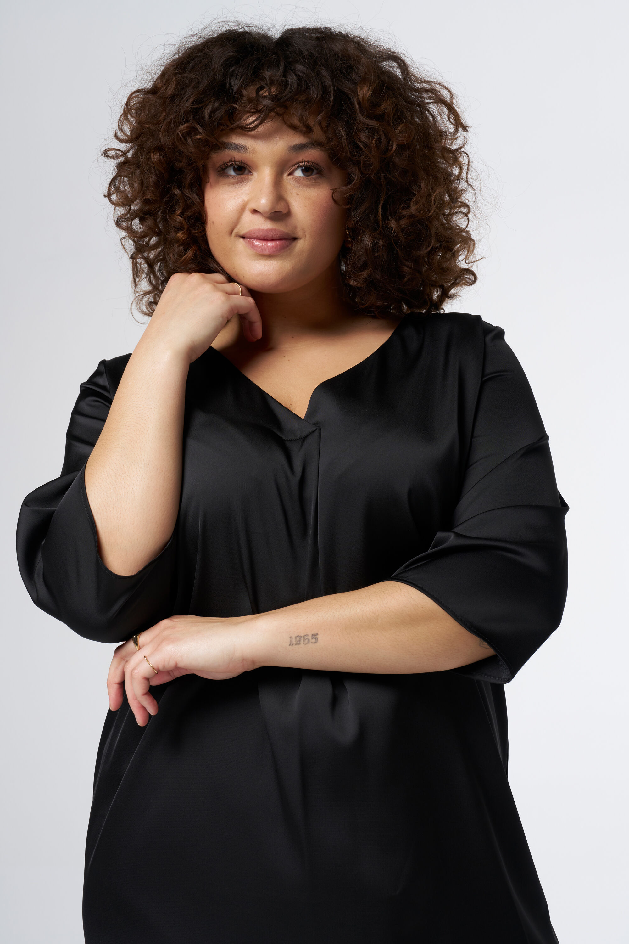 Robe en satin &agrave; coupe droite image number 5