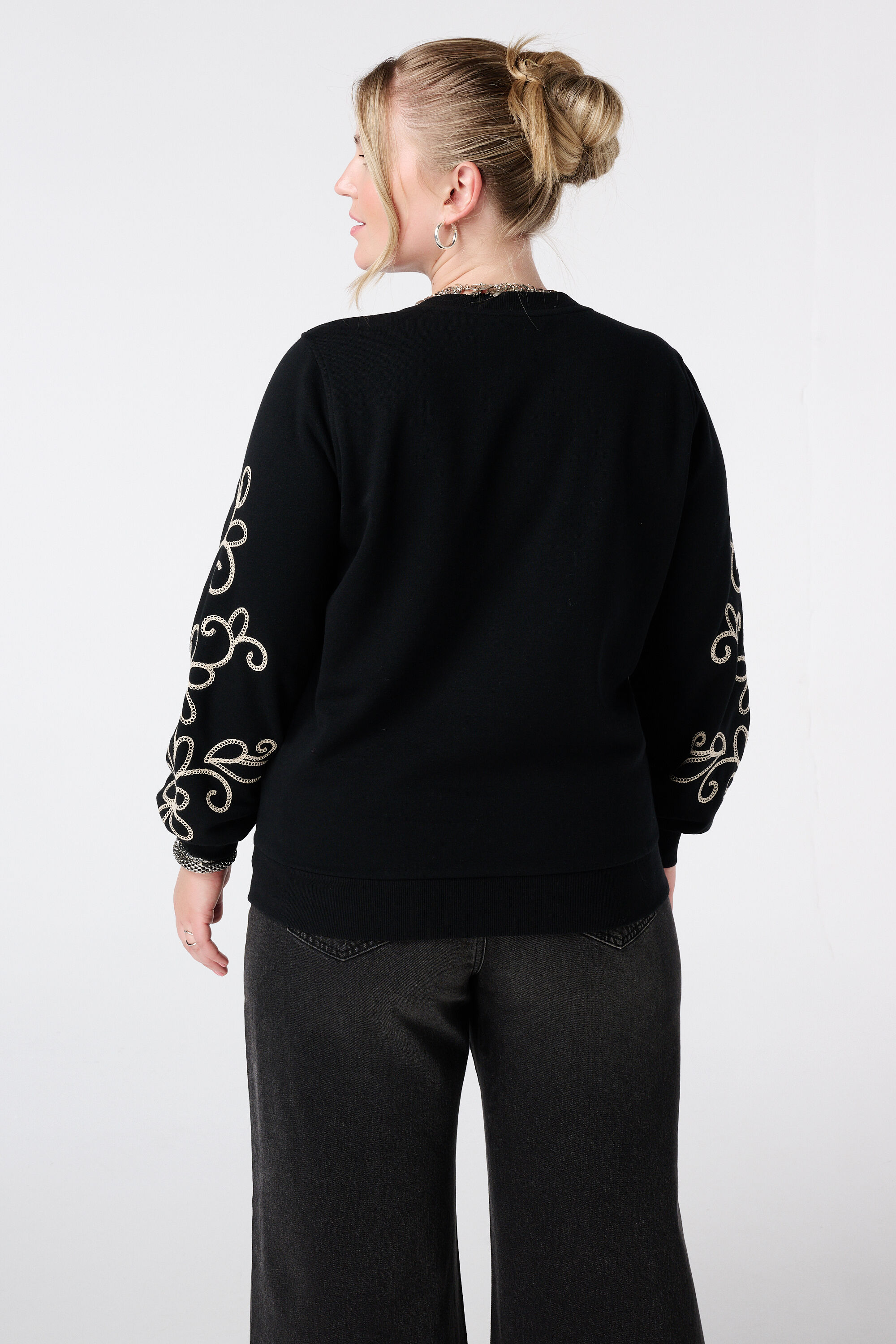 Pull avec d&eacute;tails brod&eacute;s image number 3