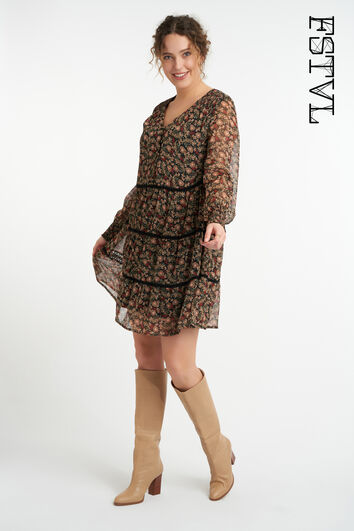 Robe &agrave; fleurs avec des d&eacute;cors fronc&eacute;s  