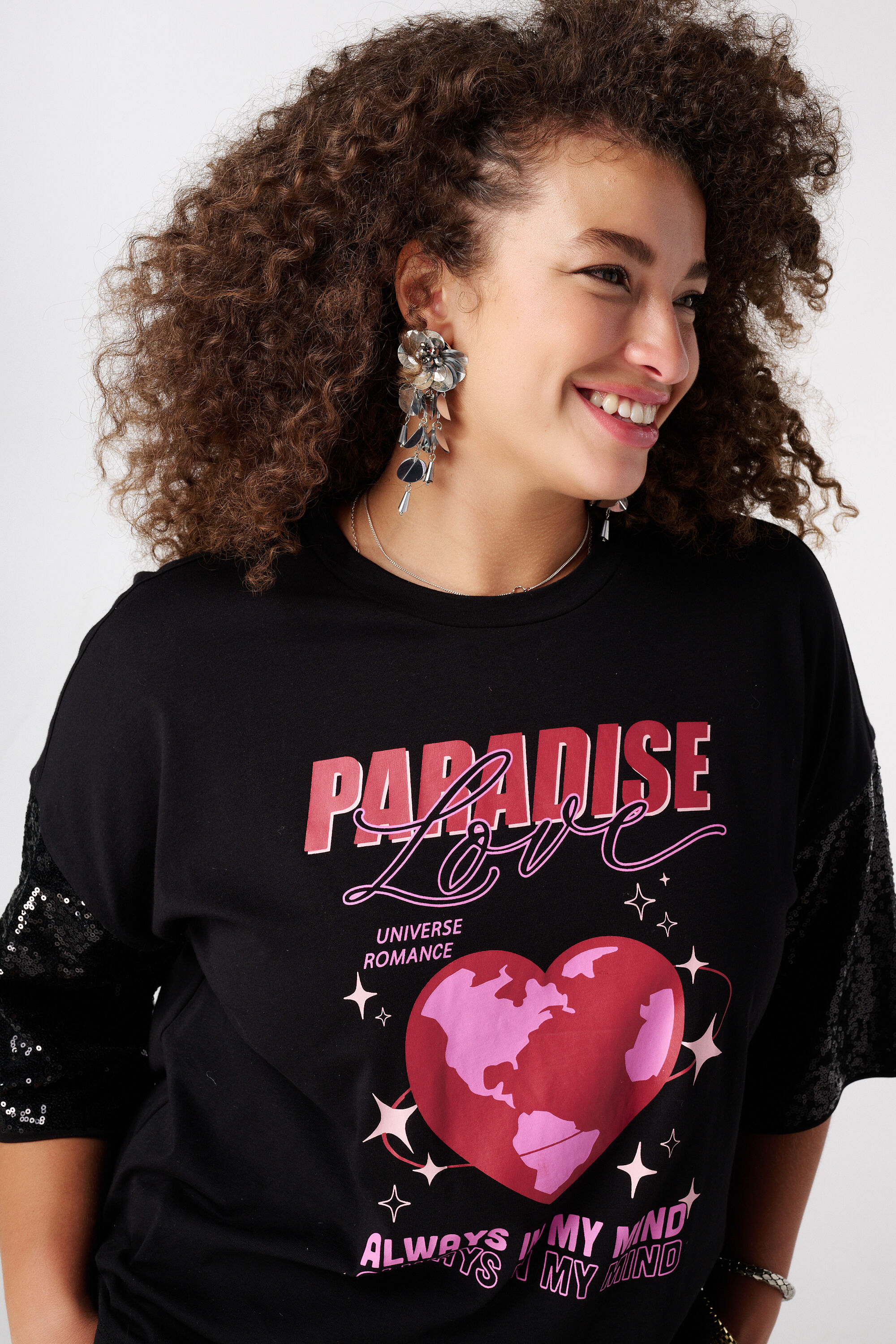 T-shirt oversize &agrave; manches paillet&eacute;es image number 4