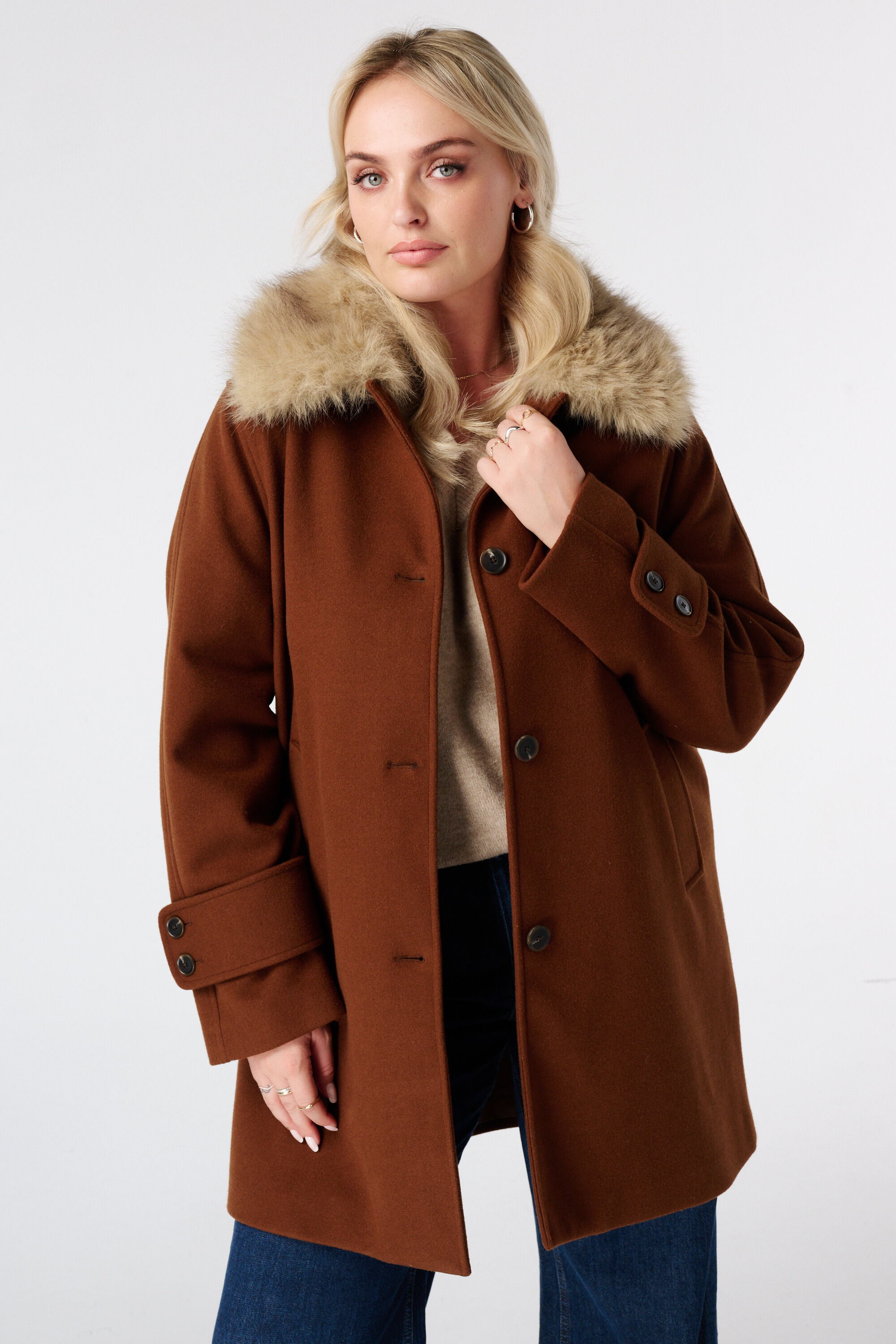 Manteau avec col en fausse fourrure