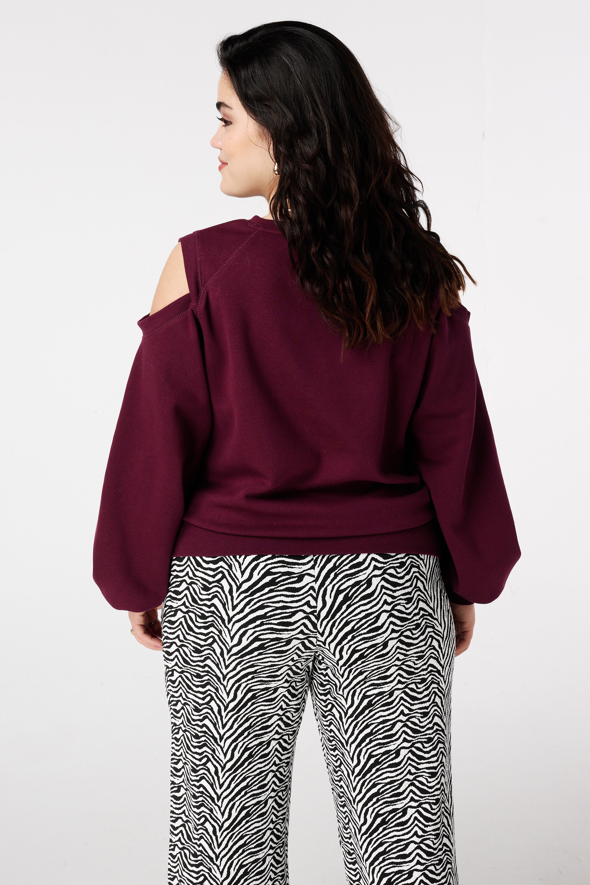 Pull avec &eacute;paule d&eacute;coup&eacute;e image number 3